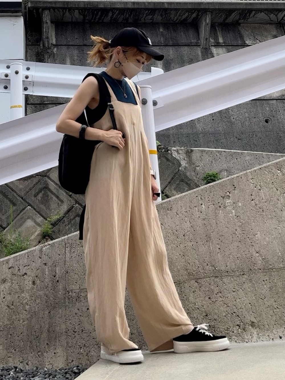 「休日スタイル、お出かけコーデ、ラクチンコーデ、オトナカジュアル、ハイネック、ハイネックニット、ノースリーブ、ノースリーブニット、apretro、サロペット、ECRIRE、キャップ、SHEIN、プチプラ、サロペットコーデ」｜「ECRIREの【YUKIEコラボ】リネンライクワイドサロペットパンツ（サロペット/オーバーオール、ベージュ系）」を使った、高野軍曹さん（レディース・158cm）の秋コーディネートの1枚目の写真
