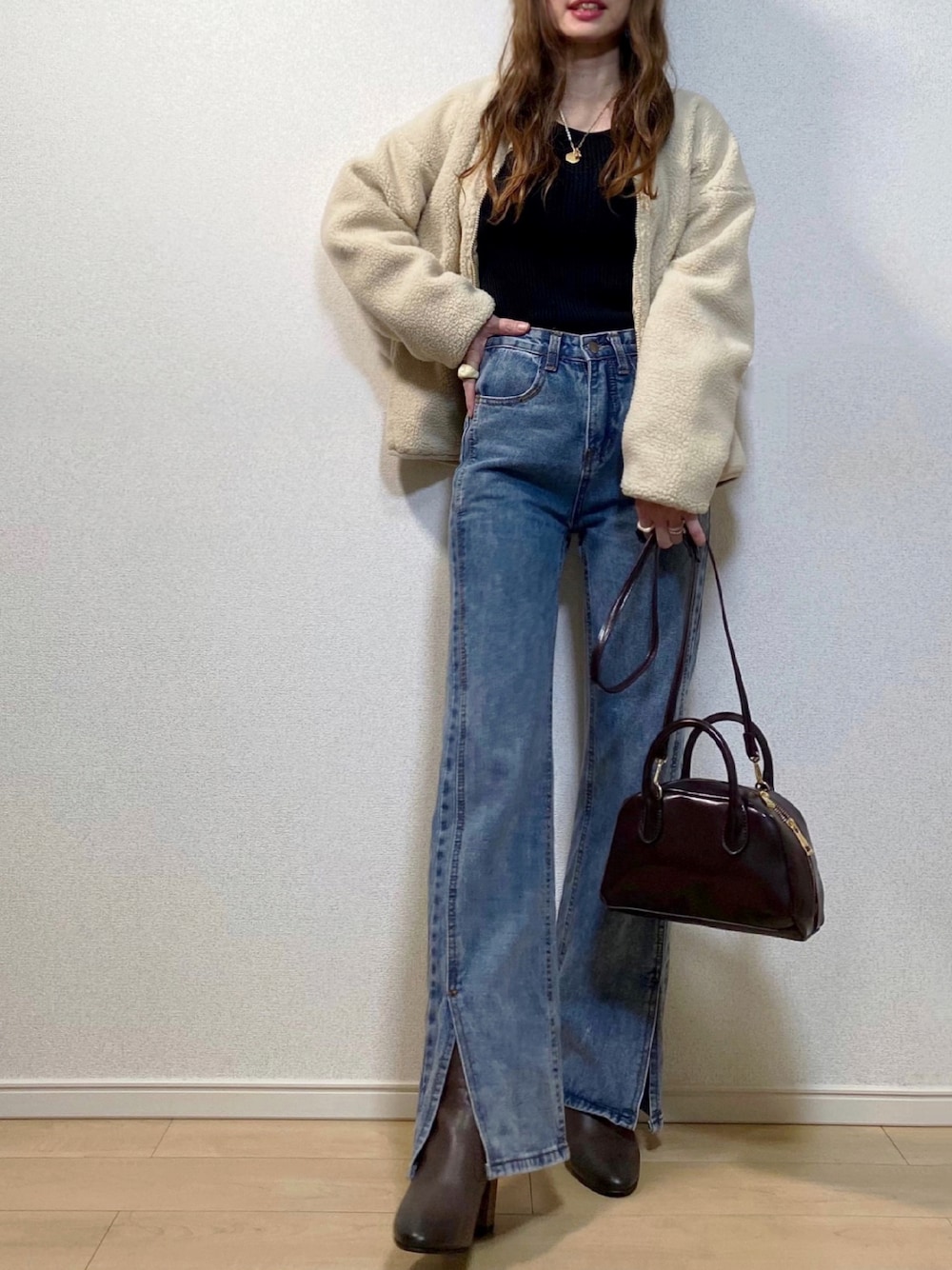 「ハイウエストデニム、ZARA、ショートブーツ、ボストンバッグ、キルティングジャケット、パールネックレス、ボアジャケット、フレアパンツ、GRL、ニットタンク、チャンキーヒール、秋冬コーデ、ボアブルゾン、スリットパンツ、puril」｜「PURILの【PURIL】ボアキルティングリバーシブルジャケット（ブルゾン、ホワイト系）」を使った、高野軍曹さん（レディース・158cm）の秋コーディネートの1枚目の写真