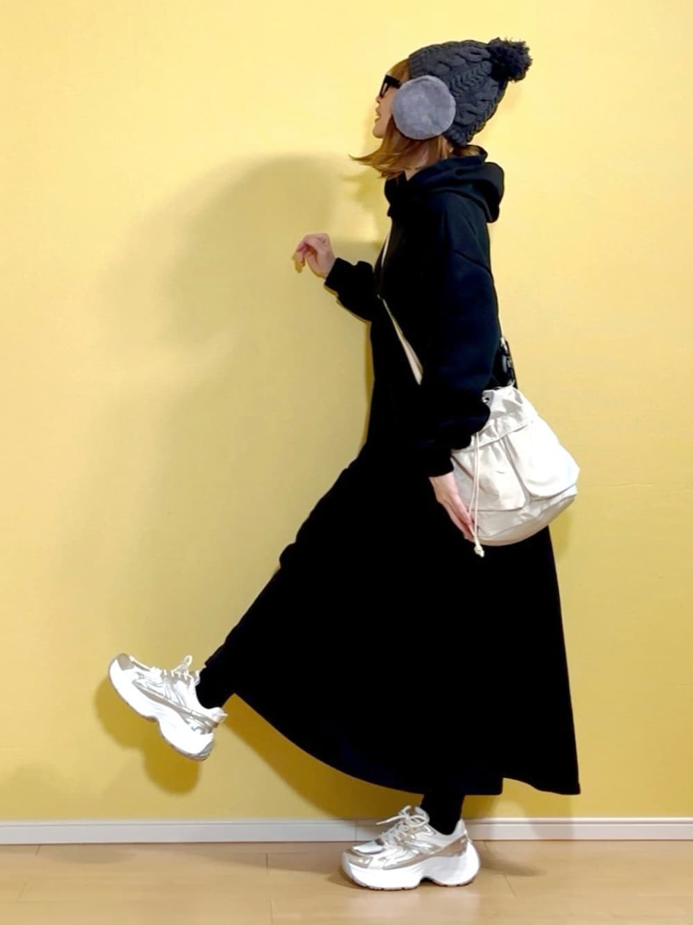 「ニット帽、モノトーンコーデ、ティアードワンピース、パーカーワンピース、ブラックワンピース、メガネ女子、AMORINコーデ、巾着バッグ、韓国ファッション、スニーカー、ダッドスニーカー、厚底シューズ、スニーカーコーデ、大人カジュアル、ラクチンコーデ」｜「RubenのEAR COVER BONBON WATCH/イヤーカバーファー ワッチ（ニットキャップ/ビーニー、グレー系）」を使った、高野軍曹さん（レディース・158cm）の冬コーディネートの1枚目の写真