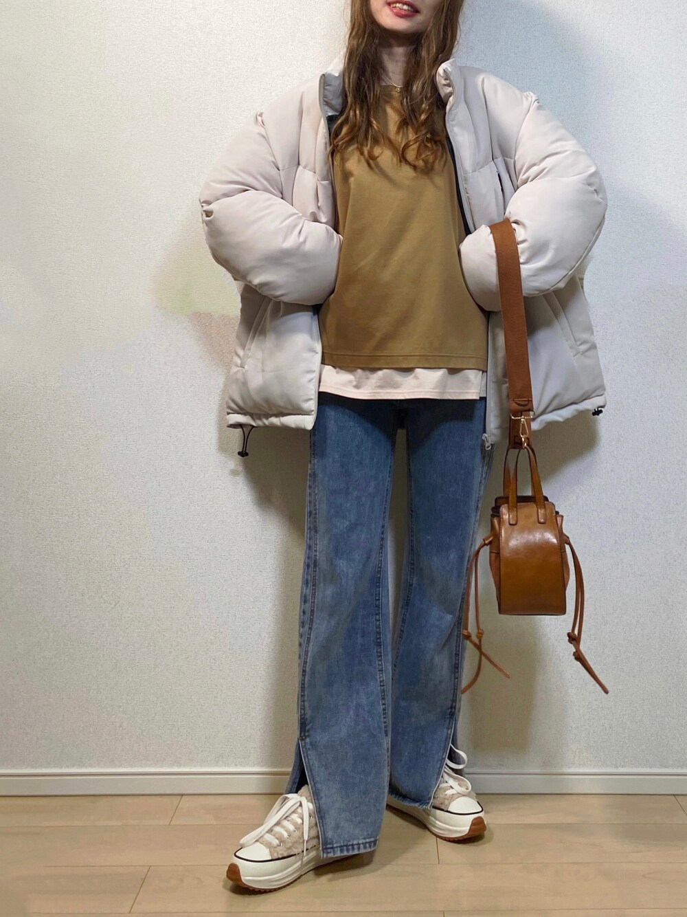 「私の推しブランド、STYLEPROUD、レイヤードスタイル、スリットパンツ、フレアパンツ、ハイウエストパンツ、apretro、スニーカー、スニーカーコーデ、厚底シューズ、バケットバッグ、AMO_RIN、ダウンジャケット、カジュアルコーデ、韓国ファッション」｜「STYLE PROUDのアイテム（トップス、ブラック系）」を使った、高野軍曹さん（レディース・158cm）の冬コーディネートの1枚目の写真