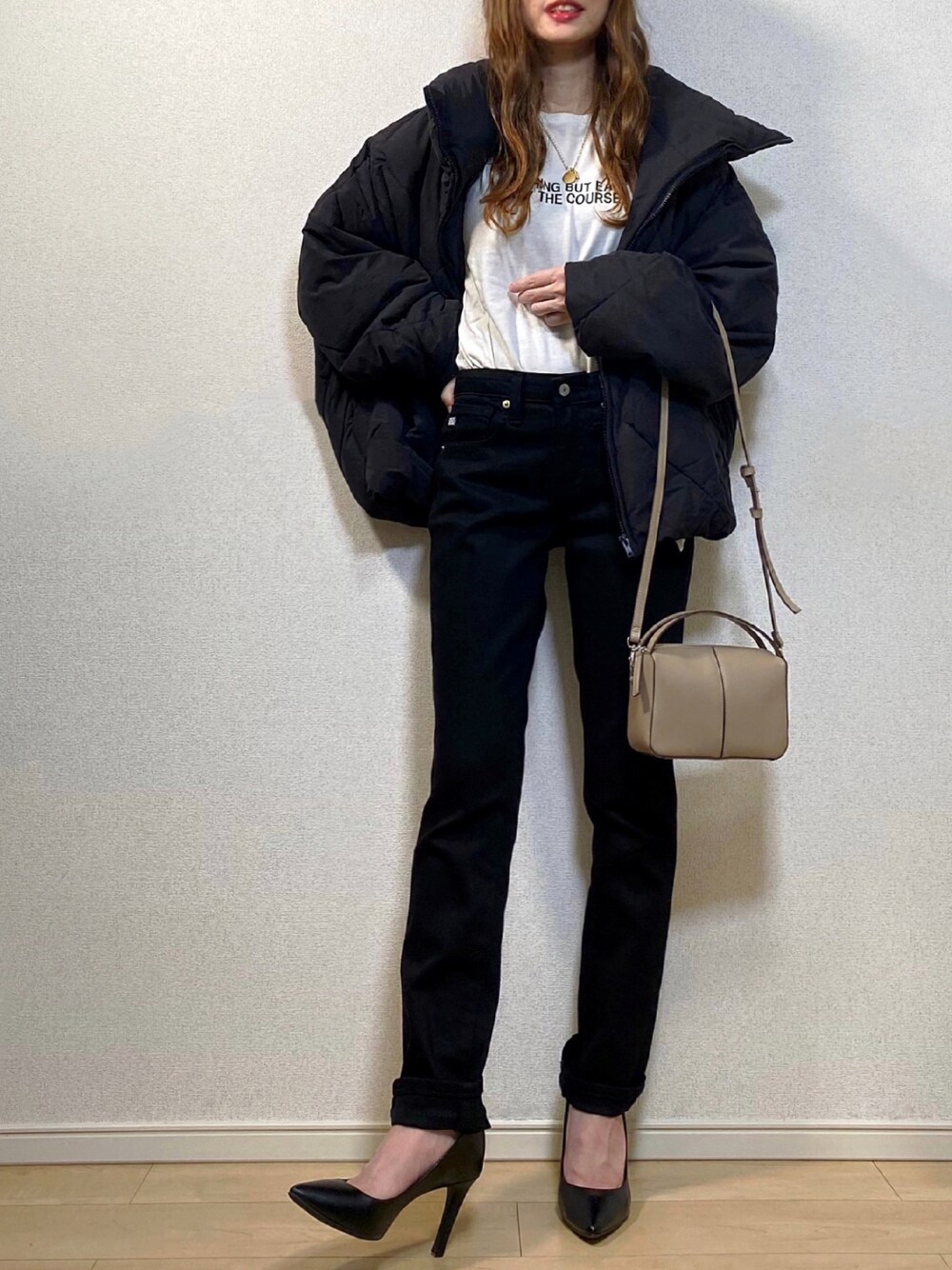 「テーパードパンツ、ブルゾン、パンプス、ロゴT、ZARA、中綿ジャケット、キルティングジャケット、ミニバッグ、モノトーンコーデ、黒パンツ、白Tシャツ、SOMETHING、秋冬コーデ、bohmal、だから秋服が好き」｜「bohmalのダイヤキルティング中綿ブルゾン（ダウンジャケット/コート、ブラック系）」を使った、高野軍曹さん（レディース・158cm）の秋コーディネートの1枚目の写真