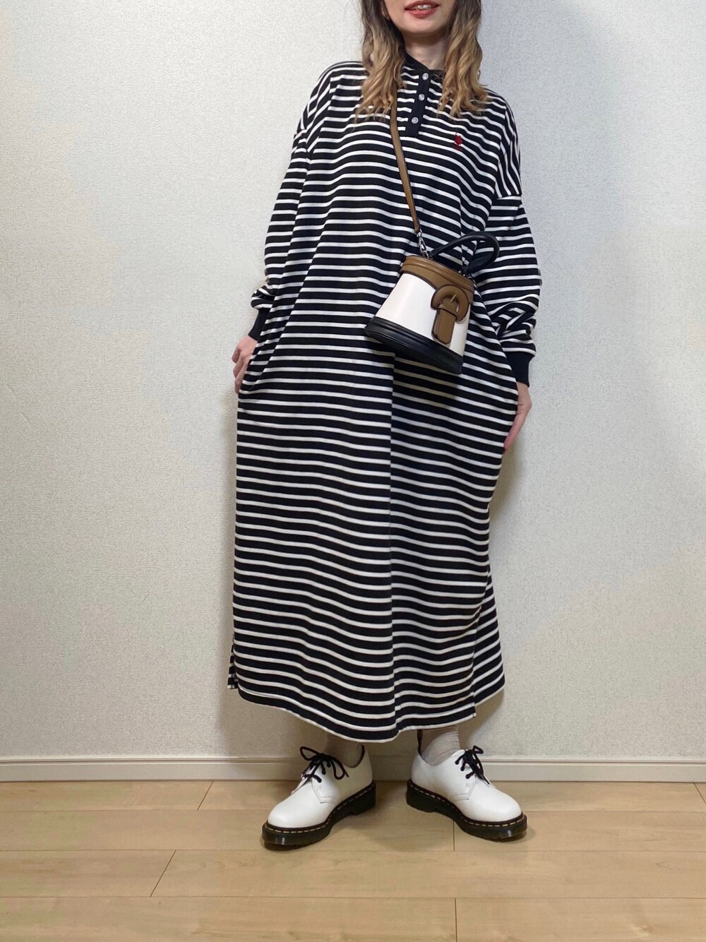 「春服みてみて、春コーデ、ラガーシャツワンピース、ワンピース、ワンピーススタイル、ボーダーワンピース、chacocloset、チャコクローゼット、uspoloassn、マーチン、Dr.Martens、SHEIN、プチプラ、ラメソックス、ユニクロ」｜「U.S. POLO ASSN.のU.S. POLO ASSN. /ユーエスポロアッスン 別注ワンポイント刺繍ロゴ 裏毛オーバーサイズラガーシャツワンピース（ワンピース、ブラック系）」を使った、高野軍曹さん（レディース・158cm）の春コーディネートの1枚目の写真