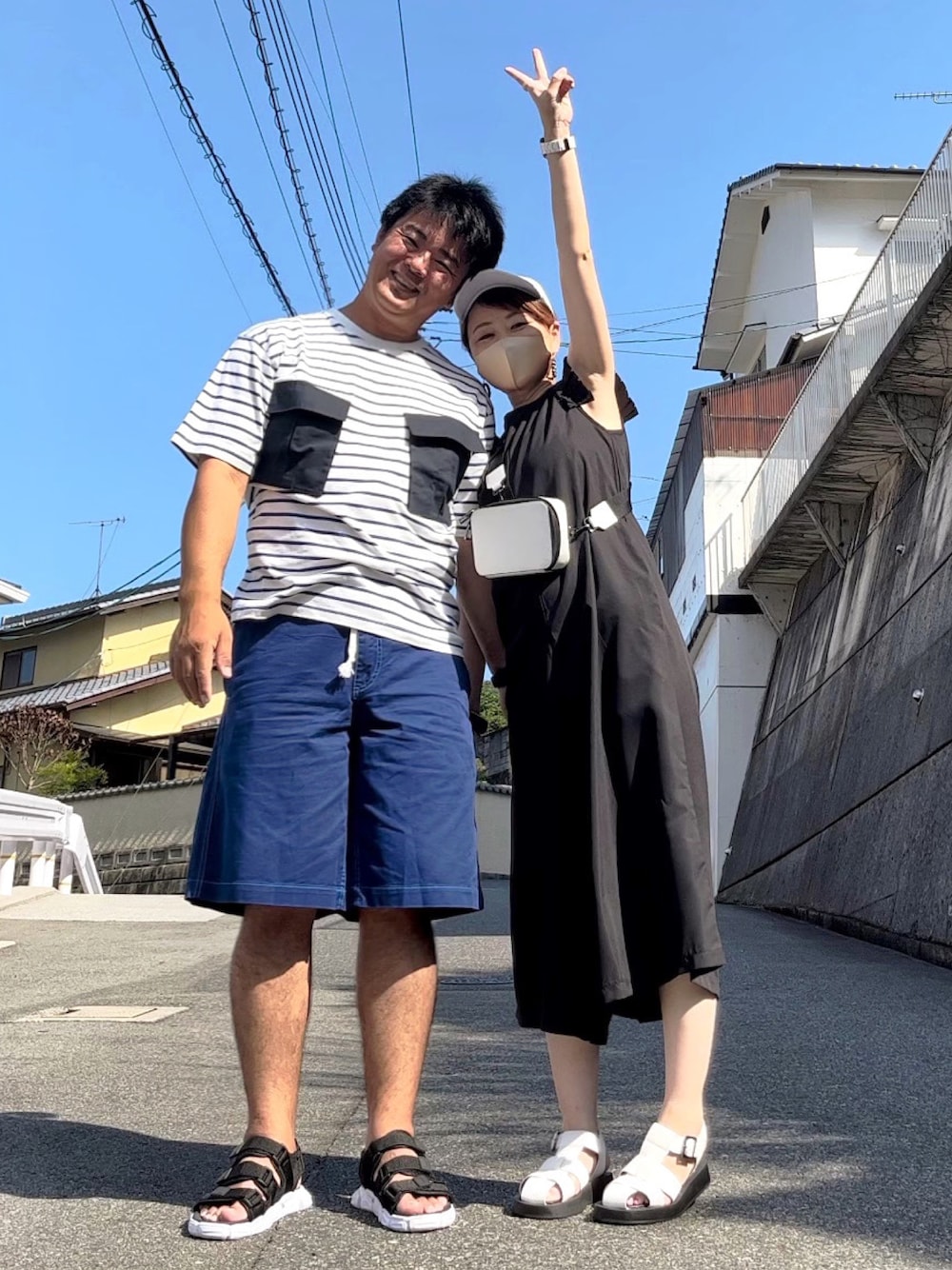 「夫婦コーデ、お出かけコーデ、デートスタイル（WOMEN）、ロンパース、オールインワン、モノトーン、プチプラコーデ、グルカサンダル、キャップ、SHEIN、休日コーデ、オトナカジュアル、ボーダー、楽チンコーデ、ボディバッグ」｜「Charlie Styleのアイテム（オールインワン・サロペット、ブラック系）」を使った、高野軍曹さん（レディース・158cm）の夏コーディネートの1枚目の写真