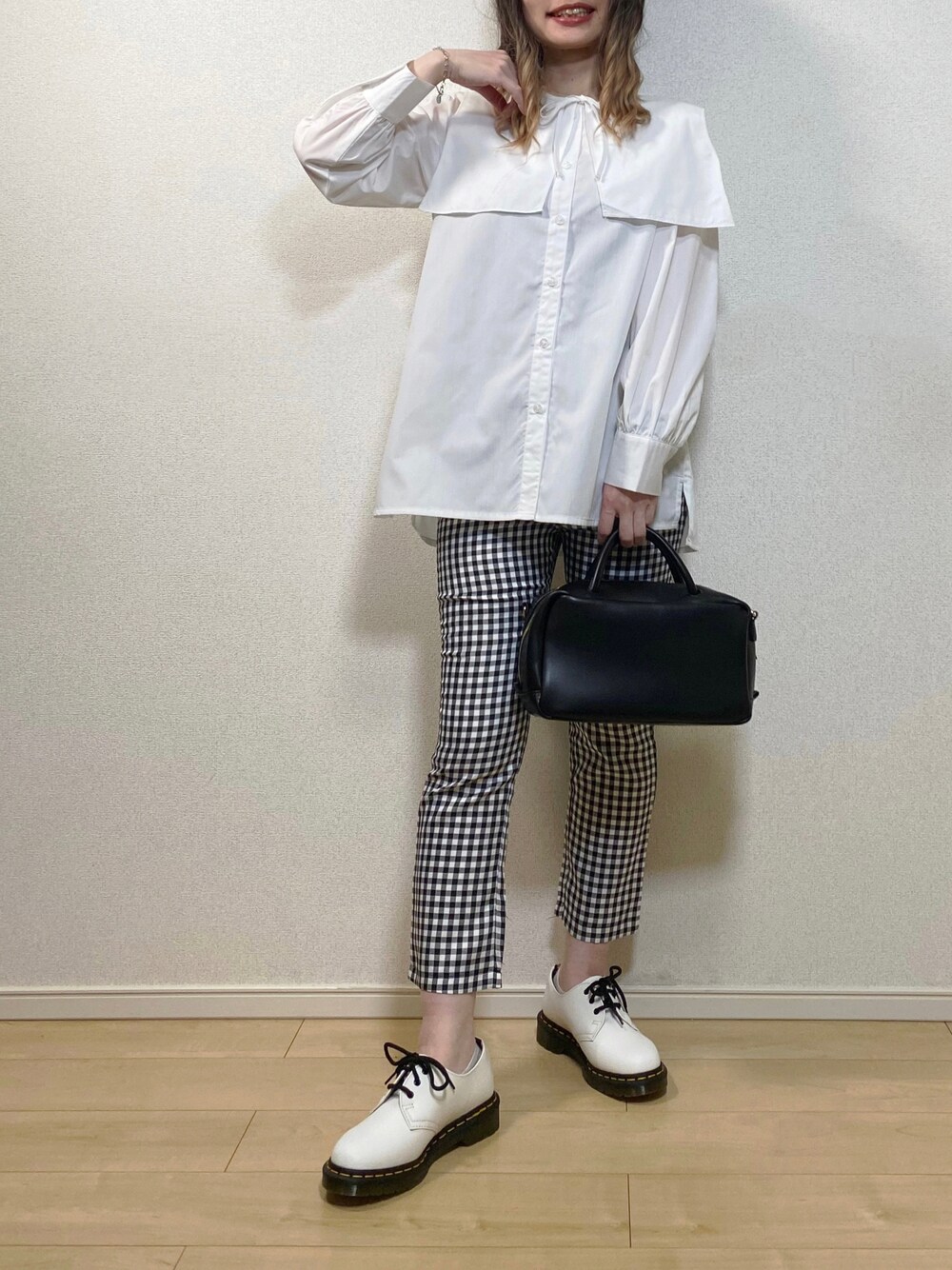 「春コーデ、モノトーンコーデ、シンプルコーデ、ブラウスコーデ、ブラウス、セーラーカラー、でか襟、puril、マーチン、Dr.Martens、ボストンバッグ、ギンガムチェック、ギンガムチェックパンツ、AMO_RIN、春服みてみて」｜「AMO_RINのアイテム（パンツ、その他）」を使った、高野軍曹さん（レディース・158cm）の春コーディネートの1枚目の写真