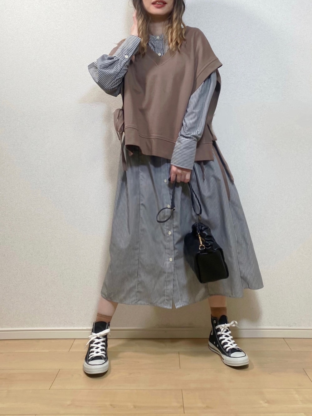 「春服みてみて、春コーデ、レイヤードスタイル、ベスト、ベスト×ワンピース、ベストスタイル、ワンピース、ワンピーススタイル、シャツワンピ、ストライプワンピース、アーバンリサーチラボ、プチプラ、コンバース、ハイカットスニーカー、黒コンバース」｜「kirumon marcheのアイテム（ベスト、ブラウン系）」を使った、高野軍曹さん（レディース・158cm）の春コーディネートの1枚目の写真