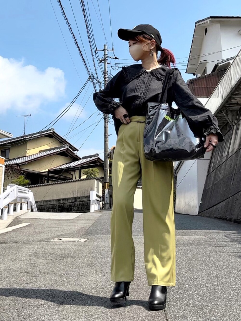 「お出かけコーデ、休日コーデ、でか襟、ビッグカラー、フリルブラウス、デニムブラウス、SOMETHING、カラーパンツ、グリーン、スラックス、センタープレスパンツ、キャップ、SHEIN、プチプラ、トートバッグ」｜「SOMETHINGのSOMETHING　フリルビッグカラーデニムブラウス（シャツ/ブラウス、ブラック系）」を使った、高野軍曹さん（レディース・158cm）の夏コーディネートの1枚目の写真