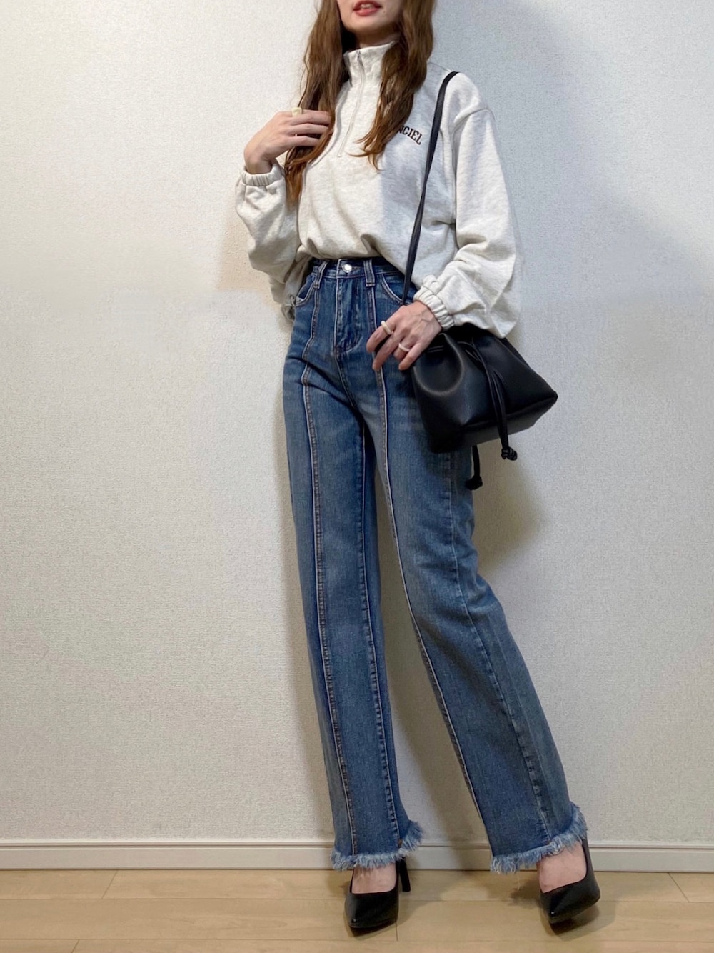 「スウェット、パンプス、ハイウエストデニム、GU、ロゴスウェット、ヒールパンプス、巾着バッグ、きれいめカジュアル、フレアパンツ、シンプルコーデ、センタープレス、秋コーデ、ハーフジップ、AmbreNeige、apretro」｜「Ambre Neigeのロゴハーフジップスウェット／【WEB/EC限定商品】（スウェット、グレー系）」を使った、高野軍曹さん（レディース・158cm）の秋コーディネートの1枚目の写真