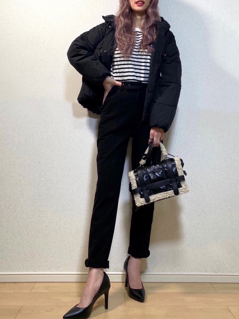 「テーパードパンツ、パンプス、ダウンジャケット、ボーダー、ブラックコーデ、ZARA、GU、プチプラ、きれいめカジュアル、ショートダウン、モノトーンコーデ、黒パンツ、ボアバッグ、shein、apretro」｜「ap retroのエコダウンショートブルゾン（ダウンジャケット/コート、ブラック系）」を使った、高野軍曹さん（レディース・158cm）の秋コーディネートの1枚目の写真