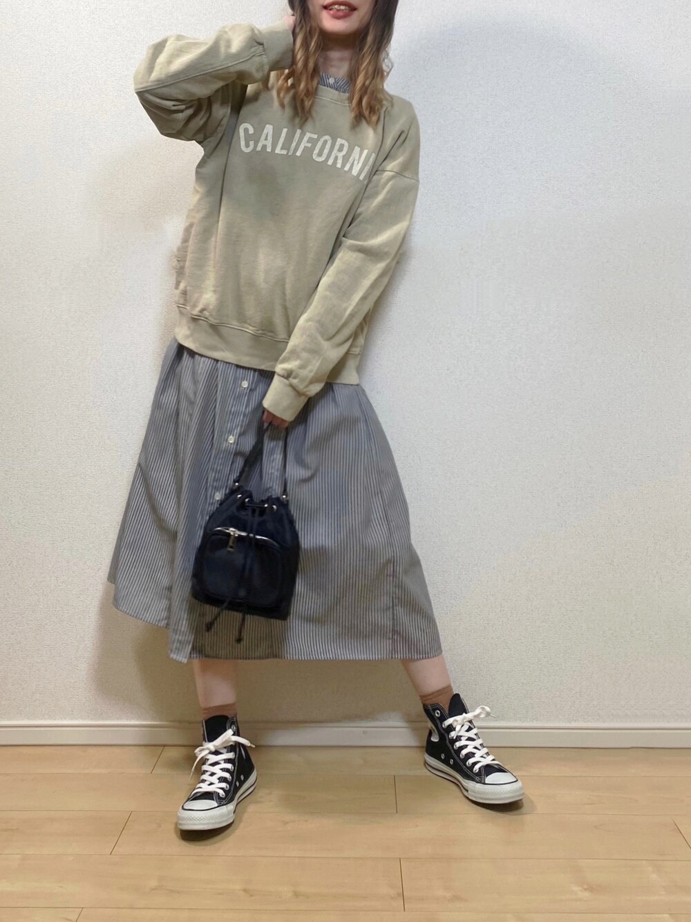 「春コーデ、レイヤードスタイル、ワンピース、ワンピーススタイル、ワンピース×スニーカー、シャツワンピ、ストライプワンピース、アーバンリサーチラボ、コンバース、ハイカットスニーカー、黒コンバース、スニーカーコーデ、スウェット、ロゴスウェット、プチプラ」｜「deux amourのカリフォルニアトレーナー（その他トップス、ベージュ系）」を使った、高野軍曹さん（レディース・158cm）の春コーディネートの1枚目の写真