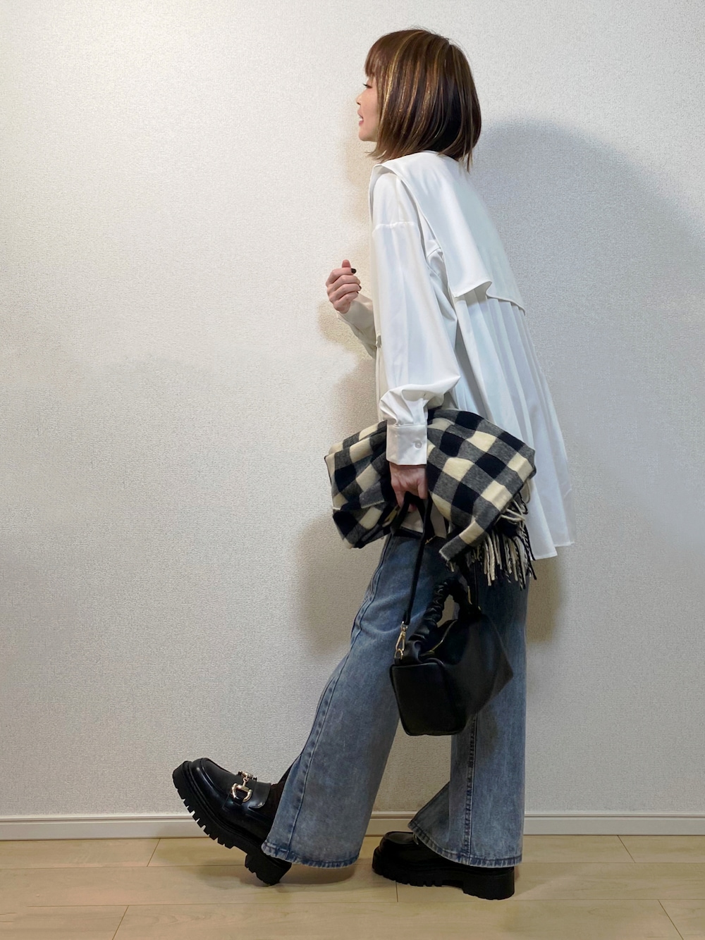 「セーラーカラー、セーラーカラーブラウス、プリーツブラウス、バンドカラーシャツ、バックプリーツ、apretro、スリットパンツ、フレアパンツ、ハイウエストパンツ、チェックストール、AMO_RIN、厚底シューズ、ローファー、ビットローファー、H&M」｜「ap retroのバックプリーツバンドカラーシャツ　襟付き（シャツ/ブラウス、ホワイト系）」を使った、高野軍曹さん（レディース・158cm）の冬コーディネートの1枚目の写真