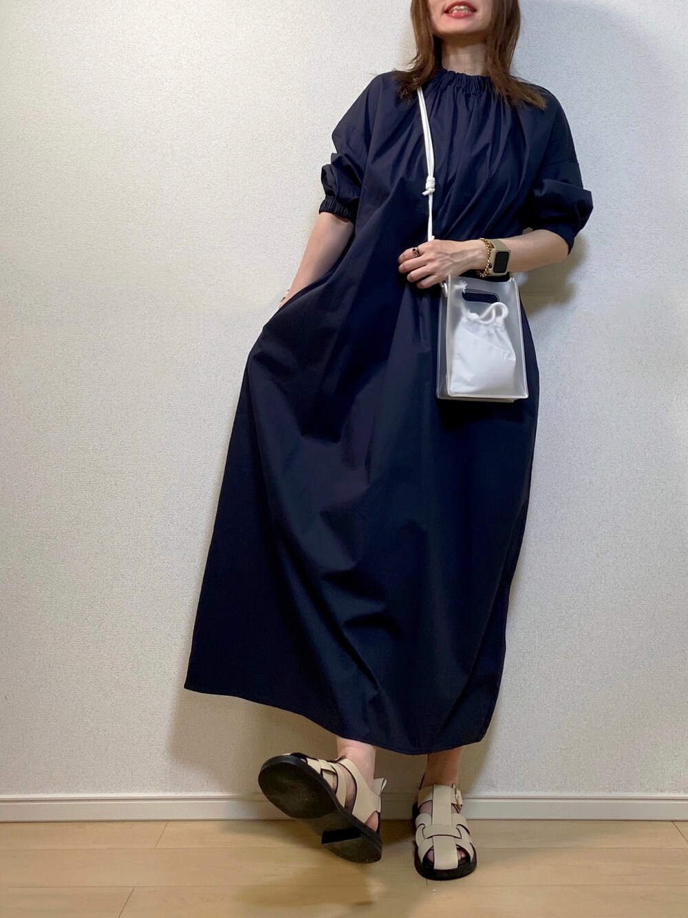 ブルー系のワンピース、ホワイト系のショルダーバッグ、ホワイト系のサンダルを着用したレディースの夏コーディネートの1枚目の写真