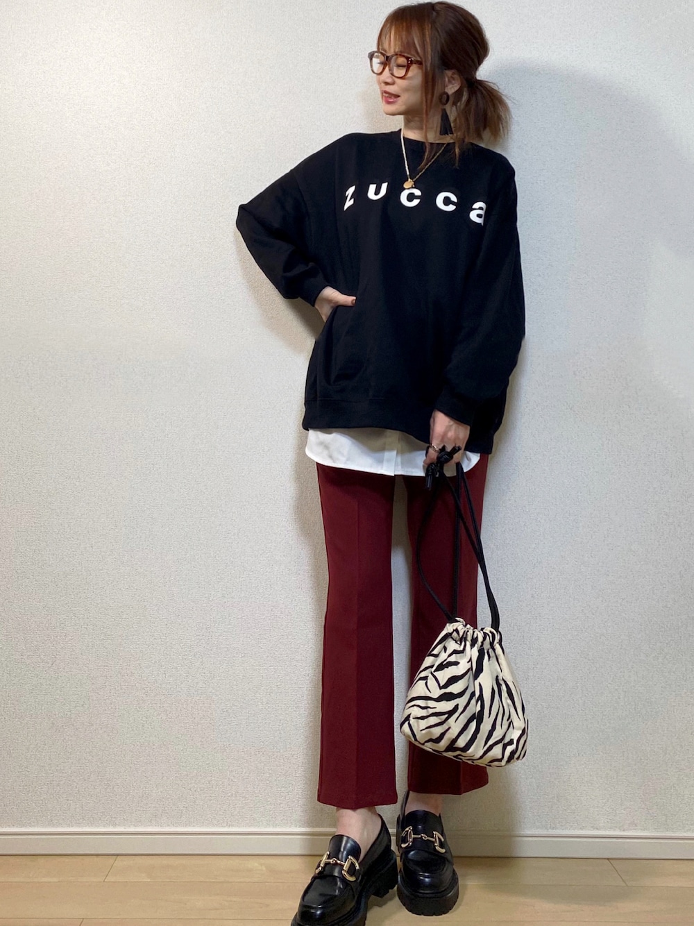 「スウェット、カラーパンツ、H&M、ZARA、レイヤードスタイル、差し色、ロゴスウェット、ビットローファー、zucca、巾着バッグ、厚底シューズ、センタープレス、メガネ女子、赤パンツ、黒スウェット」｜「LIZDAYSのアイテム（パンツ、レッド系）」を使った、高野軍曹さん（レディース・158cm）の秋コーディネートの1枚目の写真