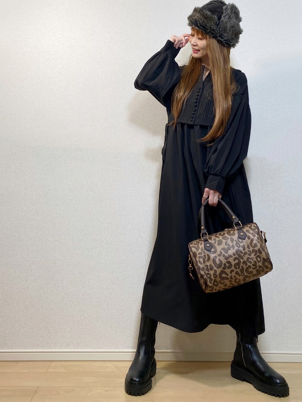 「ワンピース、カジュアル、ブラックコーデ、ZARA、ショートブーツ、プチプラ、ボストンバッグ、パンツスタイル、ワンピーススタイル、ゆるコーデ、フライトキャップ、ブラックワンピース、polcadot、shein、apretro」｜「LINEASTORIAの【フルウィッグ・ロング】天使のスーパーロングストレート（ウィッグ、その他）」を使った、高野軍曹さん（レディース・158cm）の秋コーディネートの1枚目の写真