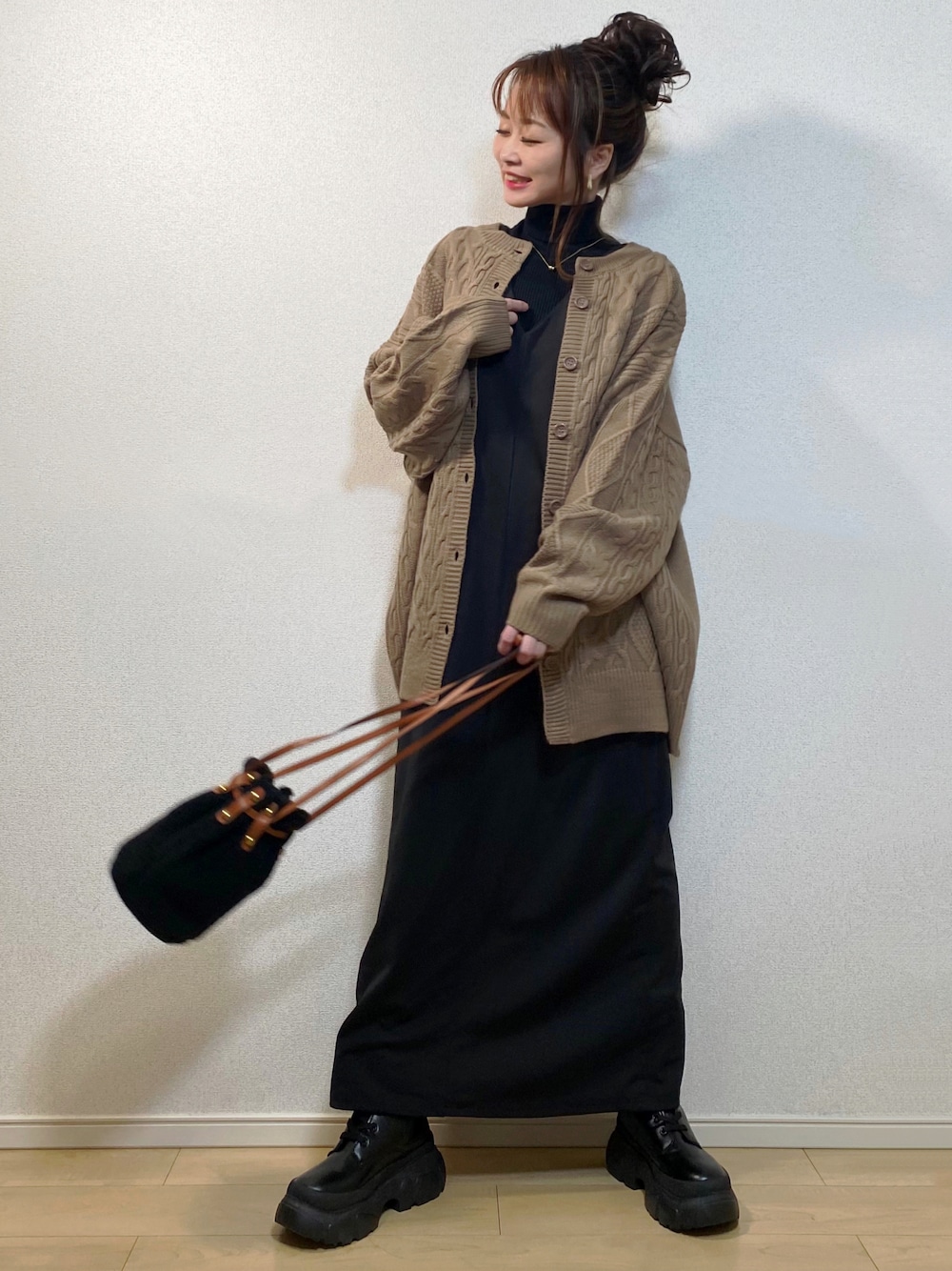 「カーディガン、ケーブルカーディガン、ニットカーディガン、deuxamour、タートルネックニット、ボアバッグ、巾着バッグ、ショートブーツ、レースアップブーツ、厚底ブーツ、AMO_RIN、韓国ファッション、ジャンパースカート、ジャンスカ、クリスマスに着たい服」｜「deux amourのケーブルカーディガン（カーディガン/ボレロ、ブラウン系）」を使った、高野軍曹さん（レディース・158cm）の冬コーディネートの1枚目の写真