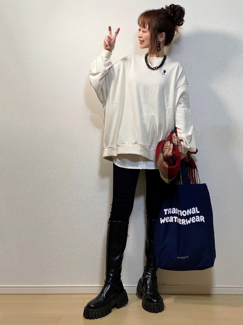 「スウェット、チェックストール、GAP、レイヤードスタイル、ロングブーツ、パンツスタイル、スキニーデニム、シンプルコーデ、モノトーンコーデ、キャンバストート、黒スキニー、韓国ファッション、chacocloset、チャコクローゼット、トラックソールブーツ」｜「U.S. POLO ASSN.のU.S. POLO ASSN./ユーエスポロアッスン 別注胸刺繍 スウェット（スウェット、ホワイト系）」を使った、高野軍曹さん（レディース・158cm）の冬コーディネートの1枚目の写真