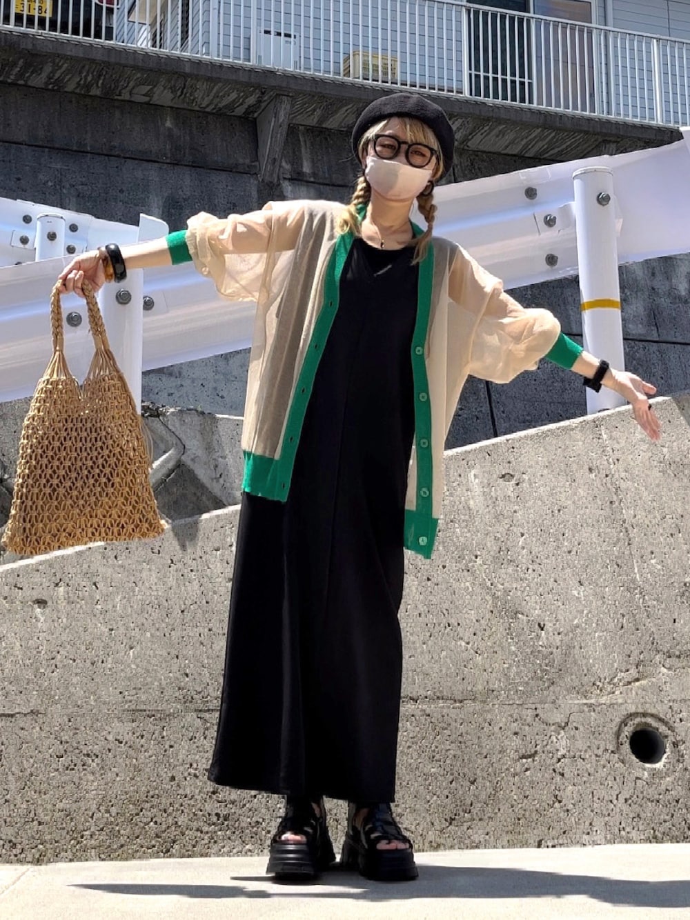 「Vネックワンピース、ジャンスカ、ジャンパースカート、apretro、シアーカーディガン、カーディガン、シアートップス、frames RAY CASSIN、ベレー帽、ベレー帽×メガネ、サーモベレー、グルカサンダル、ダテメガネ、編みバッグ、メガネ女子」｜「ap retroのVネックロングジャンスカ/ ２WAY（前後）着用可能（ジャンパースカート、ブラック系）」を使った、高野軍曹さん（レディース・158cm）の春コーディネートの1枚目の写真