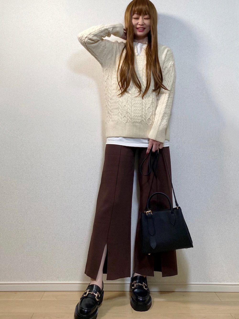 「セットアップ、カジュアル、チャンピオン、ローファー、H&M、レイヤードスタイル、ビットローファー、ニットパンツ、厚底シューズ、きれいめカジュアル、フレアパンツ、ニットコーデ、キーネック、スリットパンツ、AmbreNeige」｜「Ambre Neigeの2周年セット（Vネックニット×ニットパンツ）／【WEB/EC限定商品】（セットアップ、ホワイト系）」を使った、高野軍曹さん（レディース・158cm）の秋コーディネートの1枚目の写真