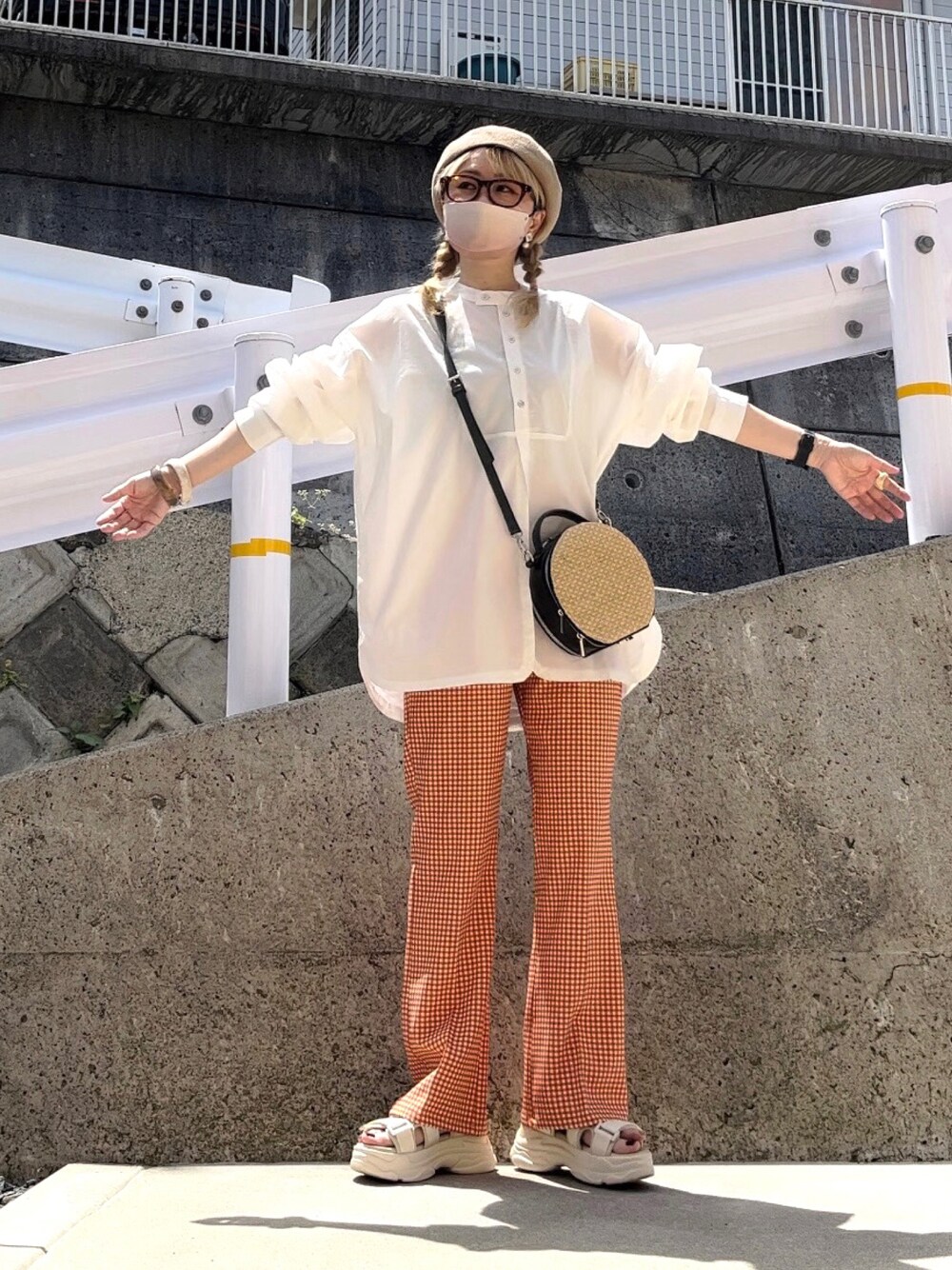 ホワイト系のシャツ/ブラウス、オレンジ系のスラックス、ホワイト系のサンダルを着用したレディースの春コーディネートの1枚目の写真