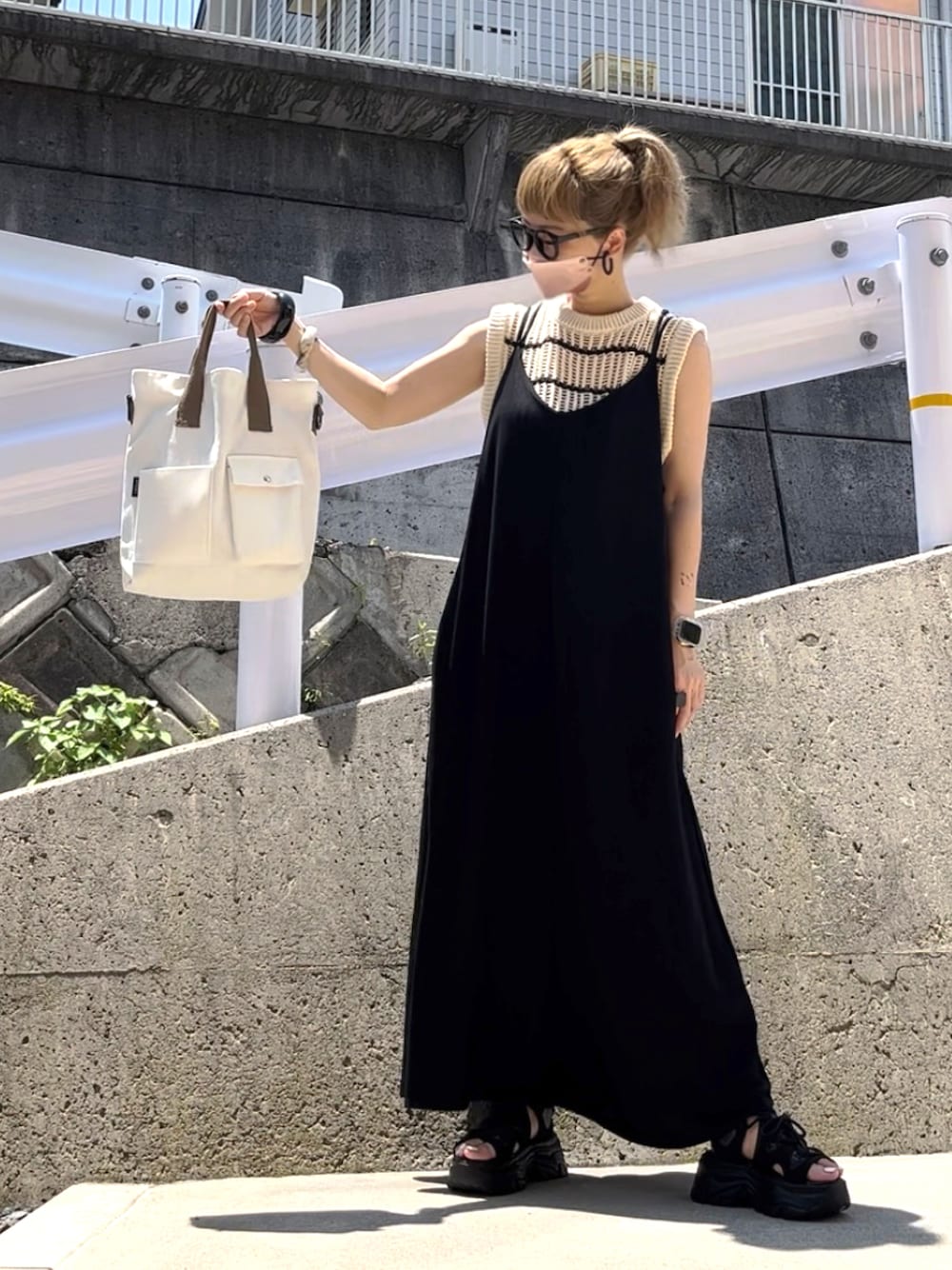 「夏コーデ、モノトーンコーデ、カジュアルコーデ、休日スタイル、キャミワンピ、キャミワンピース、スポーツサンダル、SHEIN、プチプラコーデ、ニットベスト、サマーニット、ボーダー、ショート丈トップス、ボーダーニット、coca」｜「Fizzの【Fizz/フィズ】　クールタッチ鹿の子　クロスストラップロングキャミワンピース（ワンピース、ブラック系）」を使った、高野軍曹さん（レディース・158cm）の夏コーディネートの1枚目の写真