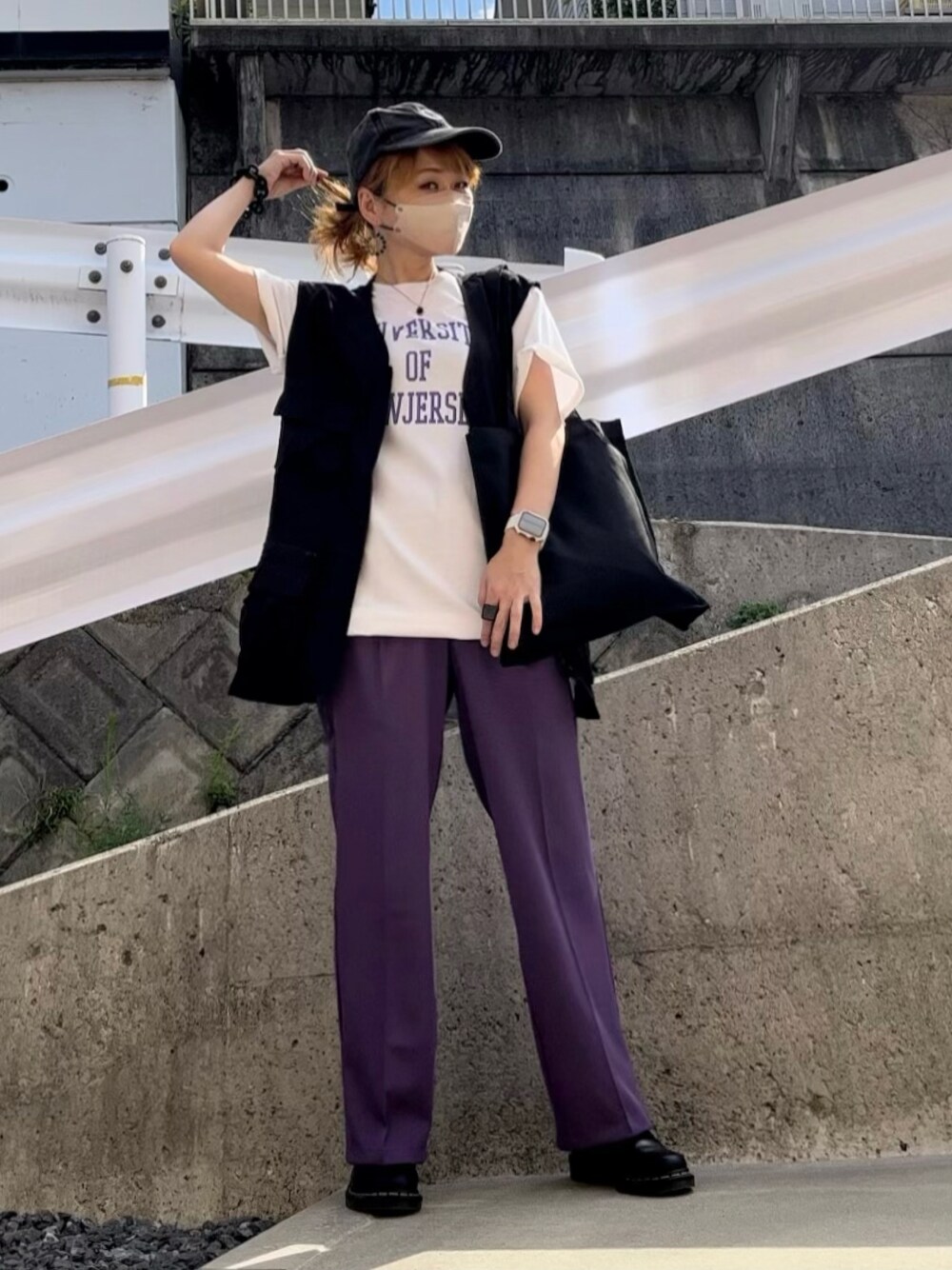 「秋色、カラーコーデ、カラーパンツ、紫、パープル、スラックス、タックパンツ、フレアパンツ、ANGIE VINTAGE、ロゴT、白Tシャツ、ベスト、ミリタリーベスト、ベスト×Tシャツ、キャップ」｜「ANGIEの【2022年秋冬新色追加】ハイウエストセンタープレススラックスパンツ（スラックス、パープル系）」を使った、高野軍曹さん（レディース・158cm）の秋コーディネートの1枚目の写真