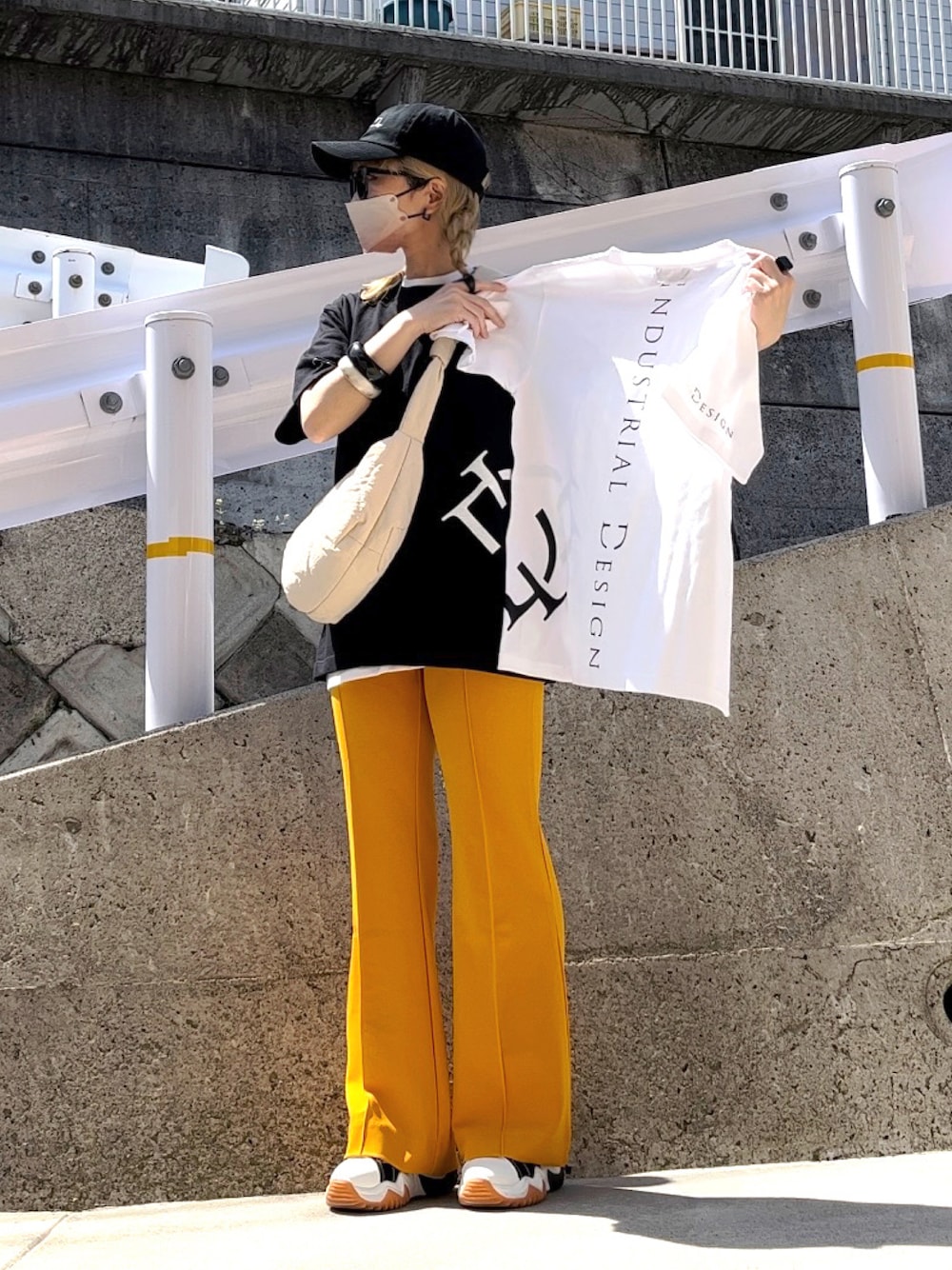 「カラーコーデ、リンクコーデ、ロゴT、キャップ、カラーパンツ、マスタード、フレアパンツ、ハイウエストパンツ、センタープレスパンツ、ダテメガネ、UNIQLO、スニーカー、厚底シューズ、キルティングバッグ、大人カジュアル」｜「INDUSTRIAL DESIGNのアイテム（Tシャツ/カットソー、ブラック系）」を使った、高野軍曹さん（レディース・158cm）の春コーディネートの1枚目の写真