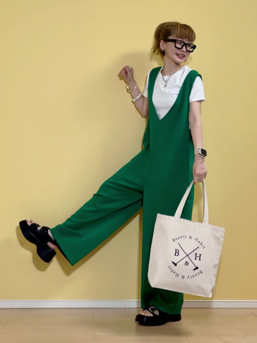 「夏コーデ、プチプラ、グリーン、ラクチンコーデ、オールインワン、サロペット、SHEIN、韓国ファッション、チビT、GU、キャンバストート、ロゴバッグ、GUコーデ、休日スタイル、厚底サンダル」｜「SUGAR BISKETのVネックオールインワン（つなぎ/オールインワン、グリーン系）」を使った、高野軍曹さん（レディース・158cm）の夏コーディネートの1枚目の写真