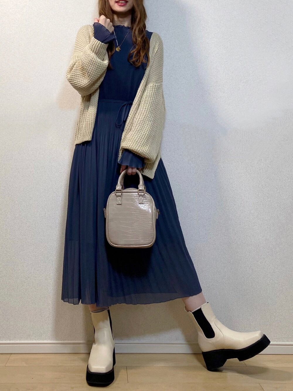 「カーディガン、ニットカーディガン、ZARA、ショートブーツ、サイドゴアブーツ、きれいめカジュアル、ワンピーススタイル、厚底ブーツ、白ブーツ、オトナカジュアル、スクエアバッグ、プリーツワンピース、ボリューム袖、URBAN RESEARCH ROSSO、くすみブルー」｜「URBAN RESEARCH ROSSOのランダムプリーツワンピース（ワンピース、ブルー系）」を使った、高野軍曹さん（レディース・158cm）の秋コーディネートの1枚目の写真