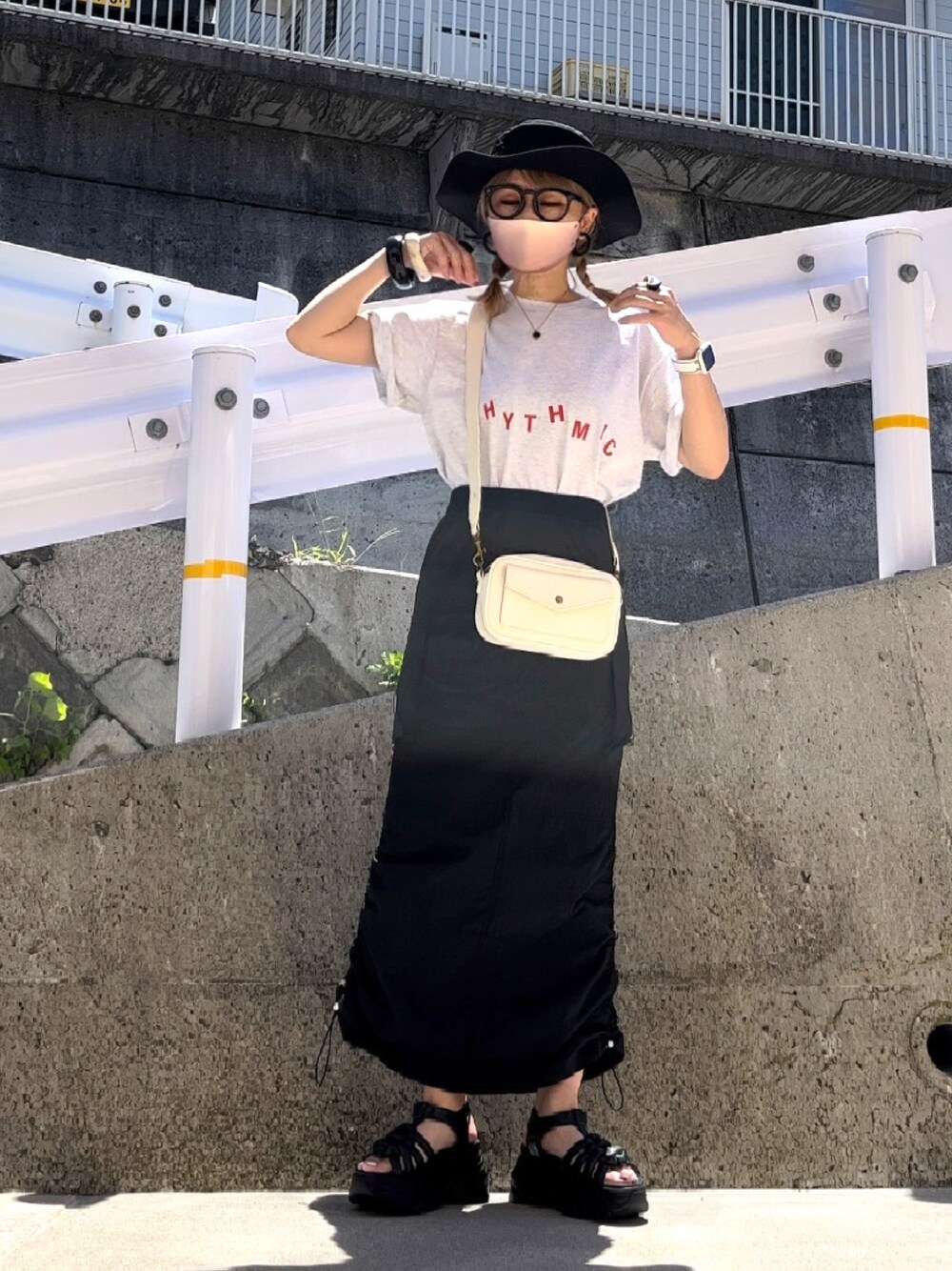 「ロゴT、カーゴスカート、ミリタリースカート、ドロスト、mivialoca、ハット、サファリハット、メガネ女子、厚底サンダル、ミニバッグ、SHEIN、オトナカジュアル、カジュアルコーデ、きれいめカジュアル、フェススタイル」｜「mi via locaのGILDAN リズミックロゴTシャツ 【MVL007】（Tシャツ/カットソー、ベージュ系）」を使った、高野軍曹さん（レディース・158cm）の夏コーディネートの1枚目の写真