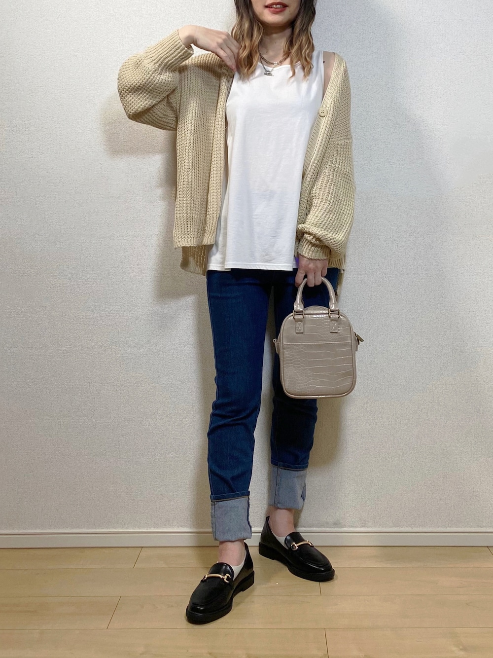 「春コーデ、ANGIE VINTAGE、ローファー、ビットローファー、スキニーデニム、デニムパンツ、ストレッチデニム、ハイウエストデニム、カーディガン、スクエアバッグ、タンクトップ、SHEIN、カーディガンコーデ、シンプルコーデ、大人カジュアル」｜「ANGIEのストレッチデニムスキニーパンツ（デニムパンツ、ブルー系）」を使った、高野軍曹さん（レディース・158cm）の冬コーディネートの1枚目の写真
