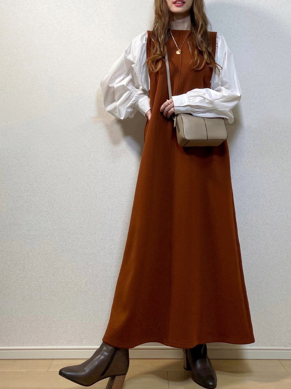 「ワンピース、ZARA、ショートブーツ、レイヤードスタイル、秋色、SENSEOFPLACE、きれいめカジュアル、パールネックレス、ロングワンピース、ミニバッグ、チャンキーヒール、秋コーデ、ドッキングワンピース、HER CLOSET、だから秋服が好き」｜「HER CLOSETの【shemoshelly】ボリューム袖ドッキングダンボールワンピース（ワンピース、ブラウン系）」を使った、高野軍曹さん（レディース・158cm）の秋コーディネートの1枚目の写真