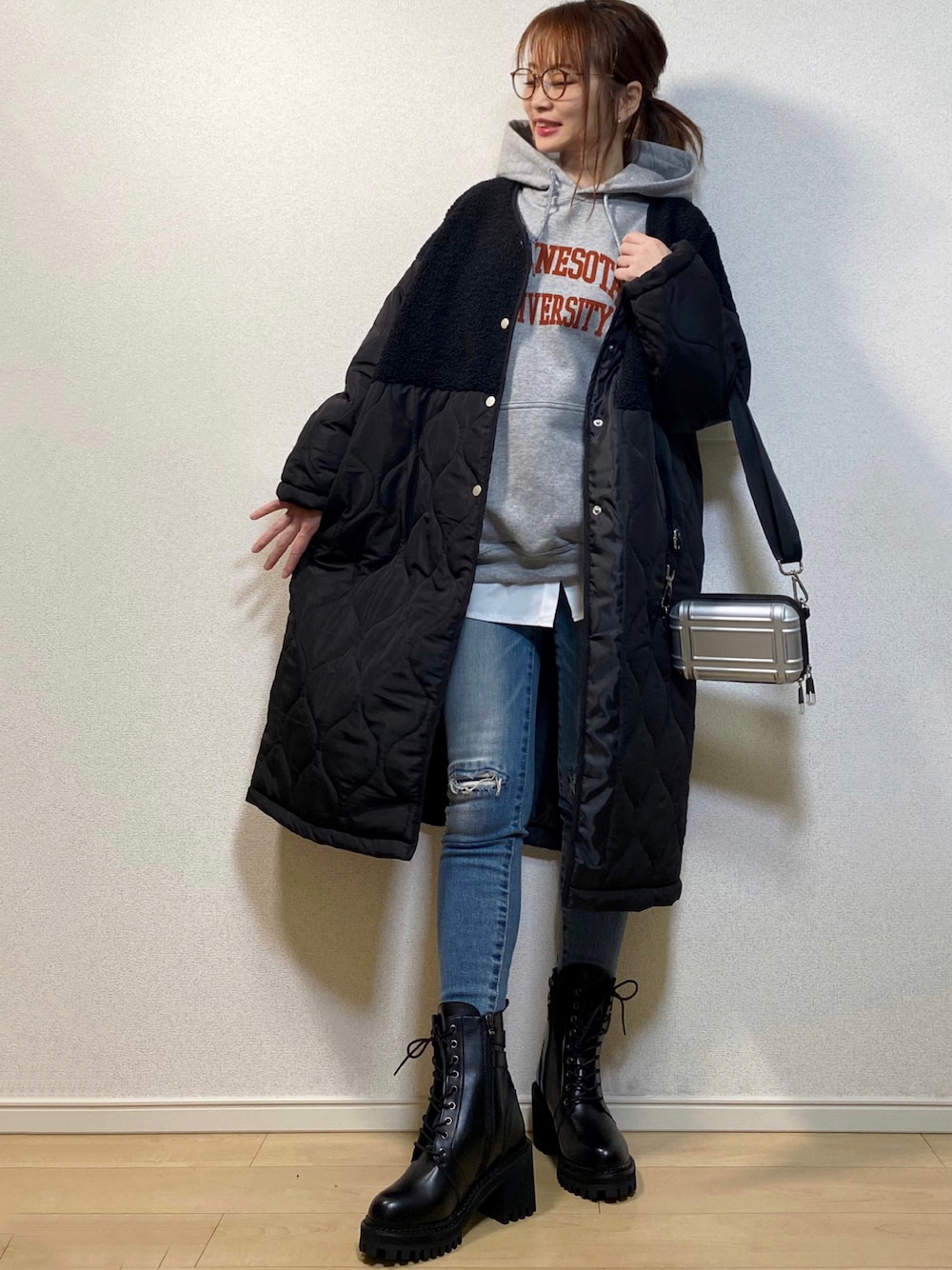 「パーカー、ZARA、ショートブーツ、レイヤードスタイル、キルティングコート、レースアップブーツ、スキニーデニム、ボディバッグ、メガネ女子、厚底ブーツ、パーカーコーデ、パーカー グレー、ボアコート、shein、ANGIE VINTAGE」｜「ANGIEのGILDANカレッジロゴプリントオーバーサイズスウェットパーカー（裏起毛）（パーカー、グレー系）」を使った、高野軍曹さん（レディース・158cm）の秋コーディネートの1枚目の写真