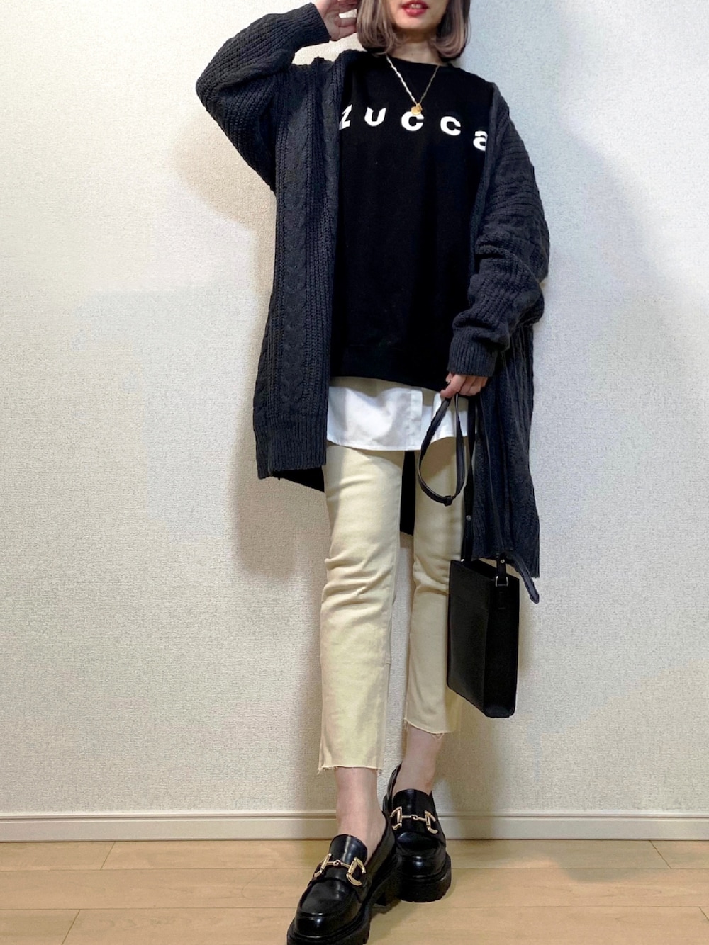 「スウェット、H&M、ZARA、ロゴスウェット、ビットローファー、zucca、ロングカーディガン、白パンツ、厚底シューズ、カーティガン、スクエアバッグ、ざっくりニットカーディガン、黒スウェット、ケーブルニットカーディガン、shein」｜「sakishimatokyoの【ZOZO限定】サキシマamp「ケーブルニットBIGカーディガン」（カーディガン/ボレロ、グレー系）」を使った、高野軍曹さん（レディース・158cm）の秋コーディネートの1枚目の写真