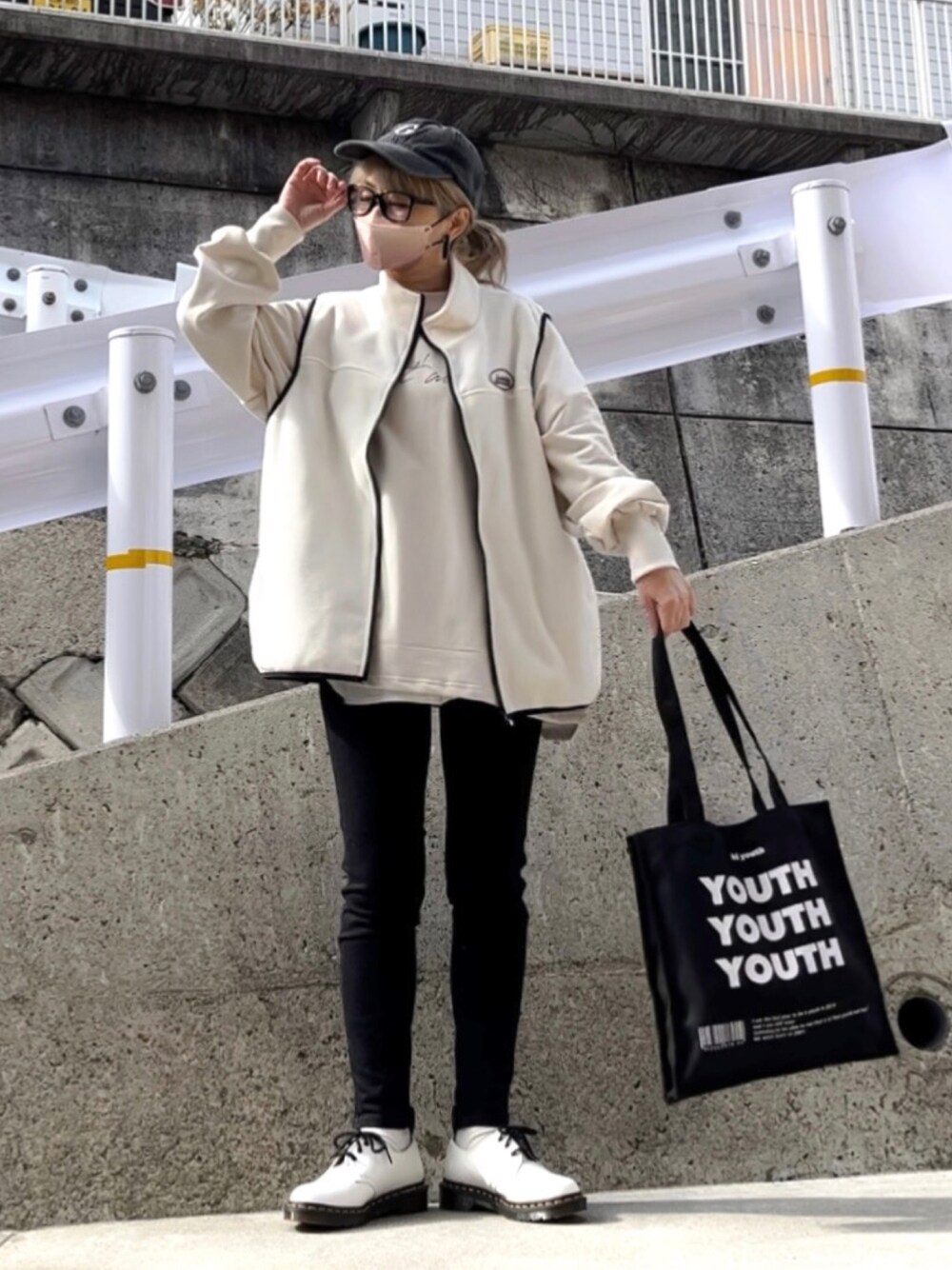 「モノトーンコーデ、ベスト、フリースベスト、キャップ、トートバッグ、SHEIN、スウェット、ロゴスウェット、Dr.Martens、ダテメガネ、スキニーデニム、黒スキニー、大人カジュアル、シンプルコーデ、春服デビュー宣言」｜「Limited Line Naive Magicの【a】フリース フロントワッペン ZIPベスト（その他アウター、ホワイト系）」を使った、高野軍曹さん（レディース・158cm）の春コーディネートの1枚目の写真