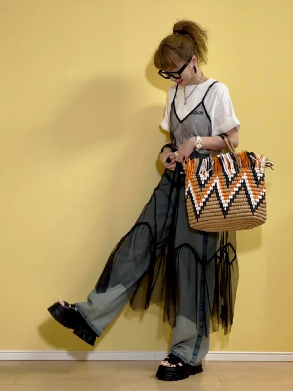 「夏コーデ、レイヤードスタイル、チュール、チュールワンピ、uleula、ロゴT、Dickies、make a ray!、ハートネックレス、GU、かごバッグ、デニム、デニムパンツ、SHEIN、韓国ファッション」｜「ULEULAのチュールロングキャミワンピース（ワンピース、ブラック系）」を使った、高野軍曹さん（レディース・158cm）の春コーディネートの1枚目の写真