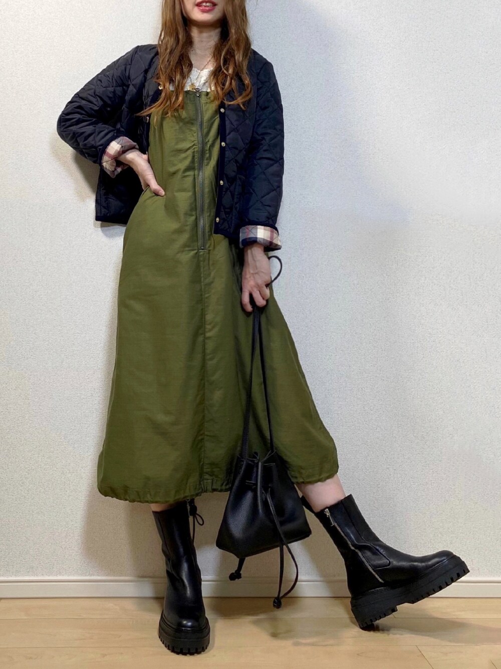 「ミリタリー、LEE、ZARA、ショートブーツ、大人カジュアル、休日スタイル、サイドゴアブーツ、巾着バッグ、キルティングジャケット、サロペットスカート、カジュアルコーデ、着回しコーデ、カーキ×黒、秋コーデ、だから秋服が好き」｜「MACKINTOSH PHILOSOPHYのトラディショナルウェザーウェアコラボ≪ARKLEY≫　限定モデル（ブルゾン、ブラック系）」を使った、高野軍曹さん（レディース・158cm）の秋コーディネートの1枚目の写真