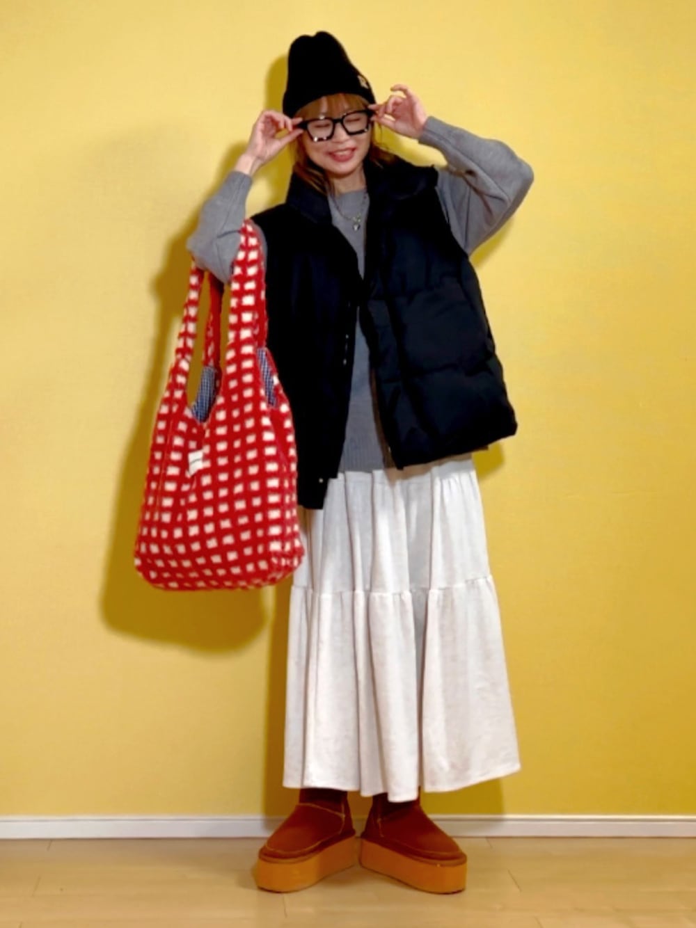 「ニットコーデ、ダウンベスト、ロゴニット、モコモコバッグ、ファーバッグ、ティアードスカート、メガネ女子、AMORINコーデ、ムートンブーツ、厚底ブーツ、韓国ファッション、AliExpress、お出かけコーデ、オトナカジュアル」｜「AMO-RINのアイテム（ダウンベスト、ブラック系）」を使った、高野軍曹さん（レディース・158cm）の冬コーディネートの1枚目の写真