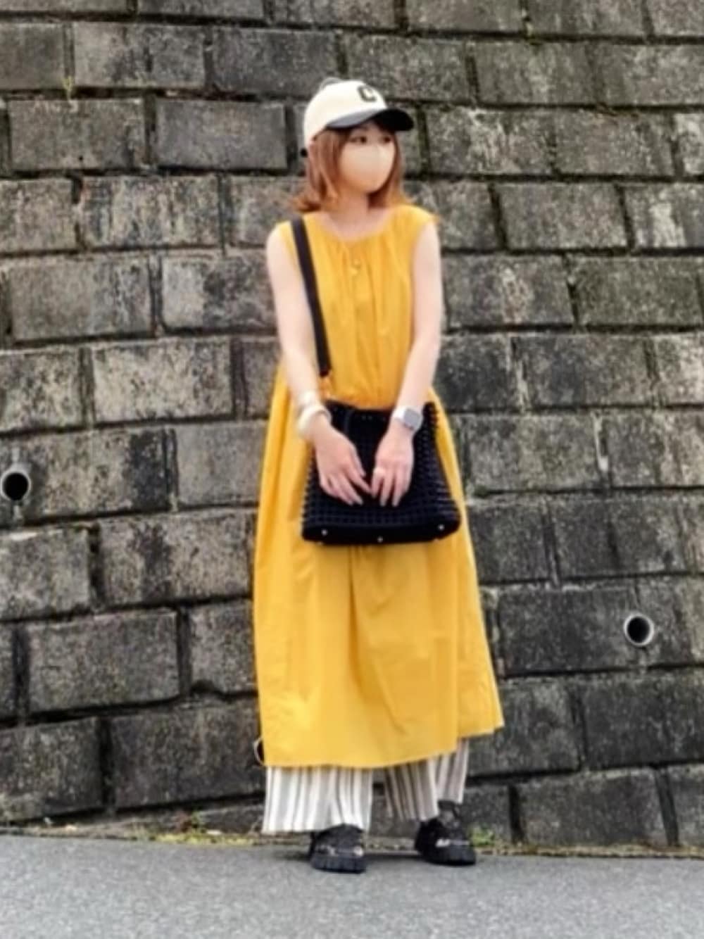 「カラーコーデ、イエロー、イエローコーデ、レイヤードスタイル、ワンピース、ワンピーススタイル、ギャザーワンピース、ワイドパンツ、柄パンツ、ストライプパンツ、イージーパンツ、ITEMS URBANRESEARCH、グルカサンダル、キャップ、SHEIN」｜「ITEMS URBANRESEARCHのギャザーワンピース（ワンピース、イエロー系）」を使った、高野軍曹さん（レディース・158cm）の春コーディネートの1枚目の写真