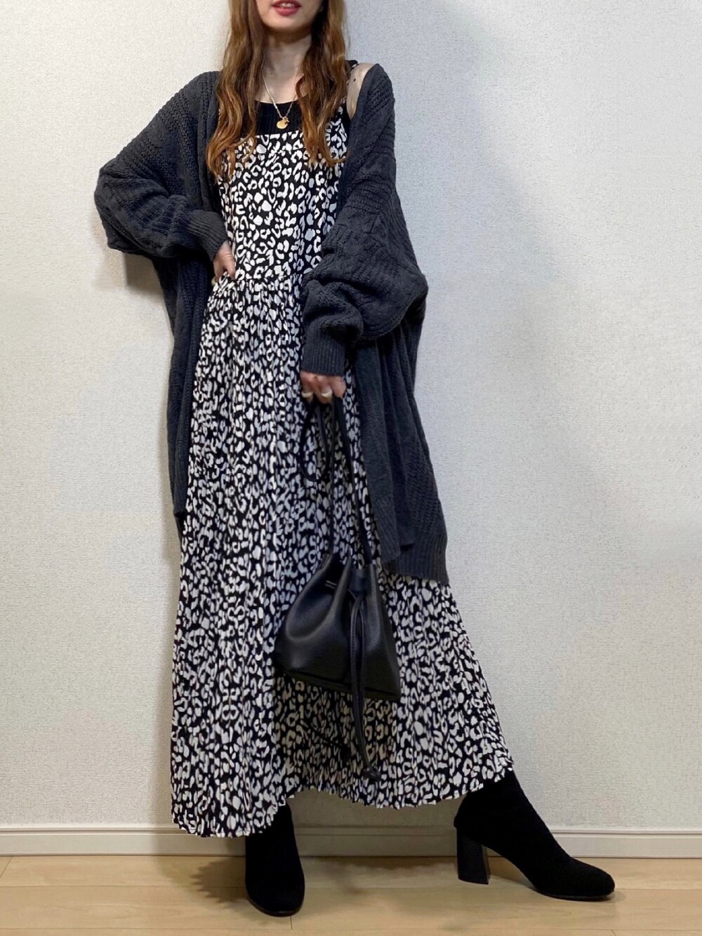 「カーディガン、レオパード、ワントーンコーデ、ブラックコーデ、ZARA、タンクトップ、ロングカーディガン、巾着バッグ、パールネックレス、ニットタンク、キャミワンピ、ざっくりニットカーディガン、ケーブルカーディガン、サキシマamp、だから秋服が好き」｜「sakishimatokyoの【ZOZO限定】サキシマamp「ケーブルニットBIGカーディガン」（カーディガン/ボレロ、グレー系）」を使った、高野軍曹さん（レディース・158cm）の秋コーディネートの1枚目の写真