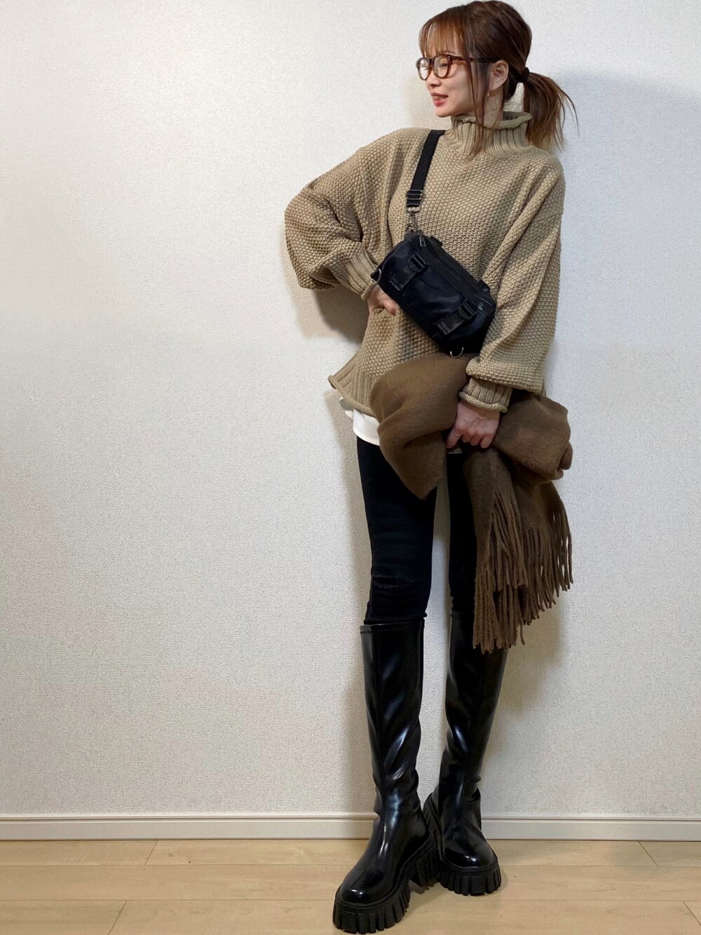 「ハイネック、レイヤードスタイル、ロングブーツ、プチプラ、ハイネックニット、スキニーデニム、ダメージデニムパンツ、ボディバッグ、黒スキニー、メガネ女子、厚底ブーツ、ﾘﾍﾟｱﾃﾞﾆﾑ、Angie、shein、トラックソールブーツ」｜「ANGIEのカノコハイネックニットプルオーバー（ニット/セーター、ベージュ系）」を使った、高野軍曹さん（レディース・158cm）の秋コーディネートの1枚目の写真