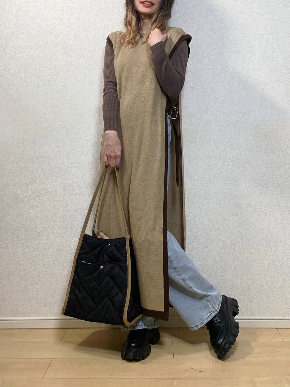 「レイヤードスタイル、ニットベスト、ベストコーデ、bab、シンプルコーデ、SHEIN、プチプラ、デニム、デニムパンツ、ハイウエストデニム、ストレートデニム、厚底シューズ、ニット、AMO_RIN、春コーデ」｜「Babの【WEB限定】配色ニットロングベスト（ベスト、ベージュ系）」を使った、高野軍曹さん（レディース・158cm）の冬コーディネートの1枚目の写真