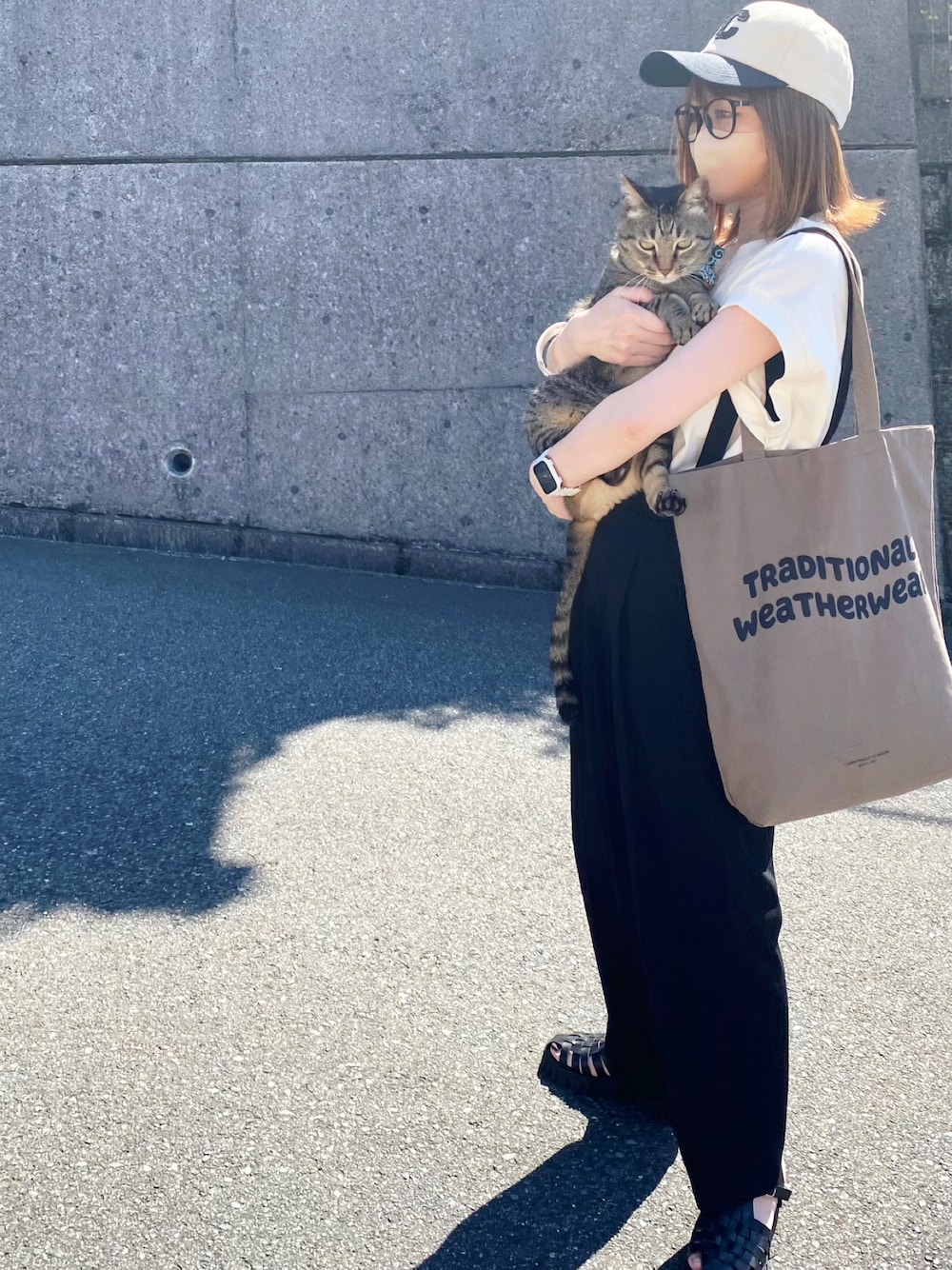 「モノトーンコーデ、シンプルコーデ、フレンチスリーブ、チュニック、apretro、キャップ、SHEIN、プチプラ、グルカサンダル、ラクチンコーデ、トートバッグ、ダテメガネ、サスペンダーパンツ、ワイドパンツ、センタープレスパンツ」｜「ap retroのコットンフレンチスリーブチュニックTシャツ（Tシャツ/カットソー、ホワイト系）」を使った、高野軍曹さん（レディース・158cm）の春コーディネートの1枚目の写真