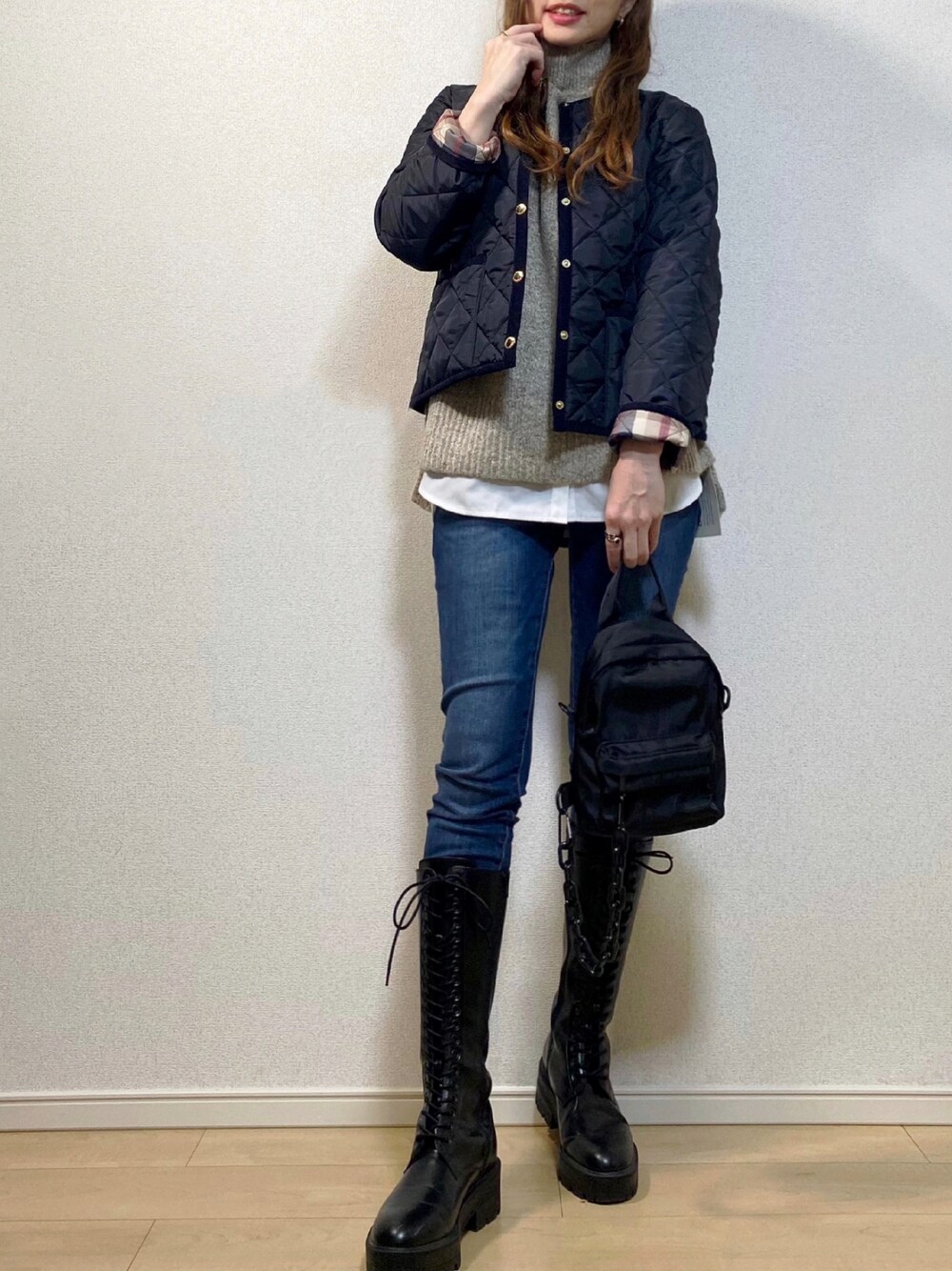 「ニット、H&M、ZARA、ゆるニット、レイヤードスタイル、ロングブーツ、ハイネックニット、きれいめカジュアル、キルティングジャケット、ノーカラージャケット、レースアップブーツ、スキニーデニム、カジュアルコーデ、厚底ブーツ、MACKINTOSH PHILOSOPHY」｜「MACKINTOSH PHILOSOPHYのトラディショナルウェザーウェアコラボ≪ARKLEY≫　限定モデル（ブルゾン、ブラック系）」を使った、高野軍曹さん（レディース・158cm）の秋コーディネートの1枚目の写真