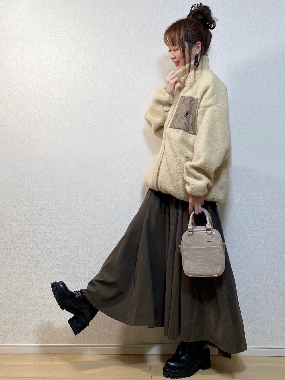 「フレアスカート、ワントーンコーデ、ショートブーツ、ロングスカート、ボリュームスカート、ボアジャケット、レースアップブーツ、ギャザースカート、厚底ブーツ、淡色コーデ、スクエアバッグ、スタンドカラージャケット、chacocloset、チャコクローゼット、韓国ファッション」｜「U.S. POLO ASSN.のU.S. POLO ASSN./ユーエスポロアッスンポケット配色パイピング別注ボアジャケット（ブルゾン、ベージュ系）」を使った、高野軍曹さん（レディース・158cm）の冬コーディネートの1枚目の写真