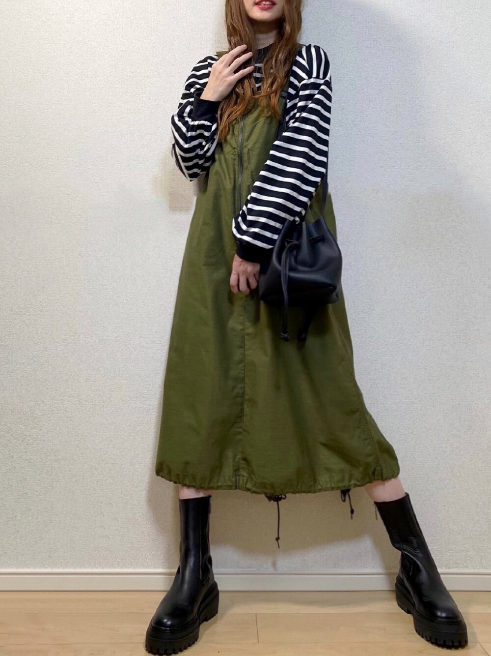 「ミリタリー、オーバーオール、LEE、ZARA、ショートブーツ、サイドゴアブーツ、巾着バッグ、きれいめカジュアル、ボーダートップス、サロペットスカート、カジュアルコーデ、秋コーデ、モックネック、ボリューム袖、だから秋服が好き」｜「Leeのミリタリーオーバーオール　スカート（サロペット/オーバーオール、グリーン系）」を使った、高野軍曹さん（レディース・158cm）の秋コーディネートの1枚目の写真