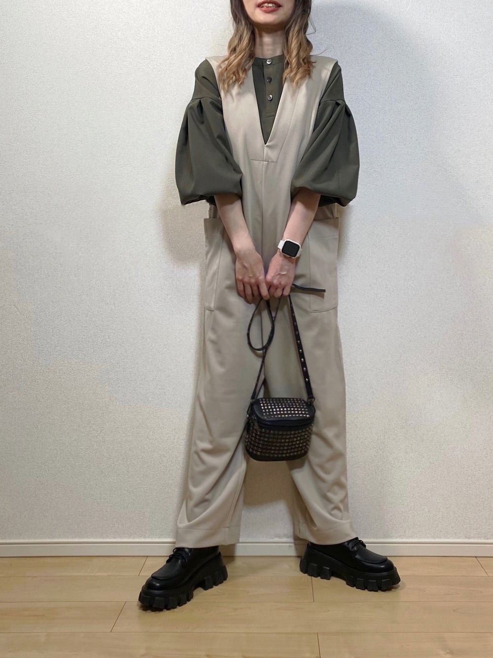「春コーデ、サロペット、サロペットコーデ、サロペットパンツ、オールインワン、apretro、ブラウス、ボリューム袖、SHEIN、プチプラ、厚底シューズ、スタッズバッグ、リラックススタイル、春服みてみて、シンプルコーデ」｜「ap retroのポンチオールインワン　サロペット（つなぎ/オールインワン、ベージュ系）」を使った、高野軍曹さん（レディース・158cm）の春コーディネートの1枚目の写真