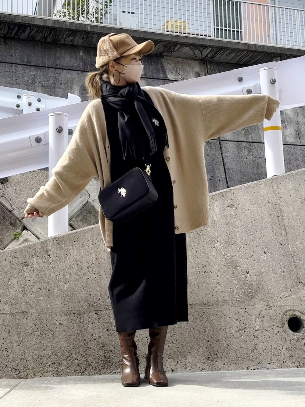 「カーディガン、オーバーサイズ、ANGIE VINTAGE、renorm、ワンピース、ハイネックワンピース、ニットワンピース、黒ワンピ、USポロ、キャップ、フライトキャップ、AliExpress、ロングブーツ、SHEIN、オトナカジュアル」｜「ANGIEのオーバーサイズVネックニットカーディガン（カーディガン/ボレロ、ベージュ系）」を使った、高野軍曹さん（レディース・158cm）の秋コーディネートの1枚目の写真