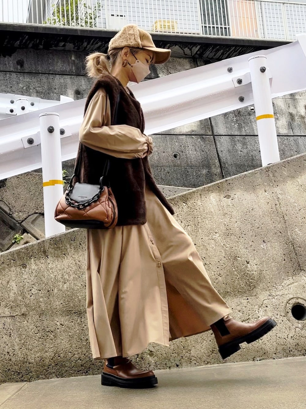 「ワントーンコーデ、ベージュコーデ、ファーベスト、ベスト、ベスト×ワンピース、mivialoca、ブーツ、ZARA、キルティングバッグ、キャップ、フライトキャップ、AliExpress、シャツワンピース、ワンピース、ワンピーススタイル」｜「mi via locaのフェイクファーノーカラージレ（ベスト、ブラウン系）」を使った、高野軍曹さん（レディース・158cm）の秋コーディネートの1枚目の写真