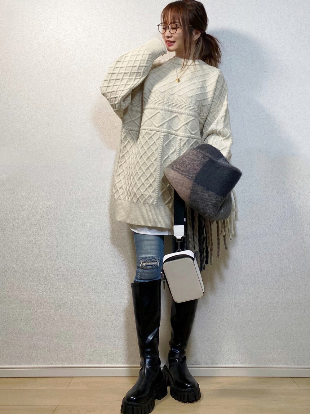 「ZARA、ゆるニット、レイヤードスタイル、ロングブーツ、チェックマフラー、スキニーデニム、シンプルコーデ、ダテメガネ、ボディバッグ、メガネ女子、厚底ブーツ、オーバーサイズニット、shein、forksy、トラックソールブーツ」｜「forksy.の【forksy.】パッチワークニットオーバーサイズプルオーバー（ニット/セーター、ホワイト系）」を使った、高野軍曹さん（レディース・158cm）の秋コーディネートの1枚目の写真