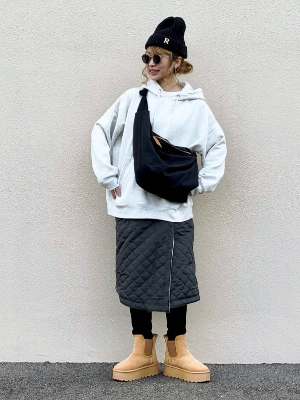 「冬コーデ、冬アウター、マイベストコーデ2023、クリスマスに着たい服、ニット帽、サングラス、防寒、巻きスカート、キルティングスカート、ムートンブーツ、パーカー、グレーのパーカー、裏起毛、ショルダーバッグ、黒スキニー」｜「REAL STYLEのアイテム（スカート、グリーン系）」を使った、高野軍曹さん（レディース・158cm）の冬コーディネートの1枚目の写真