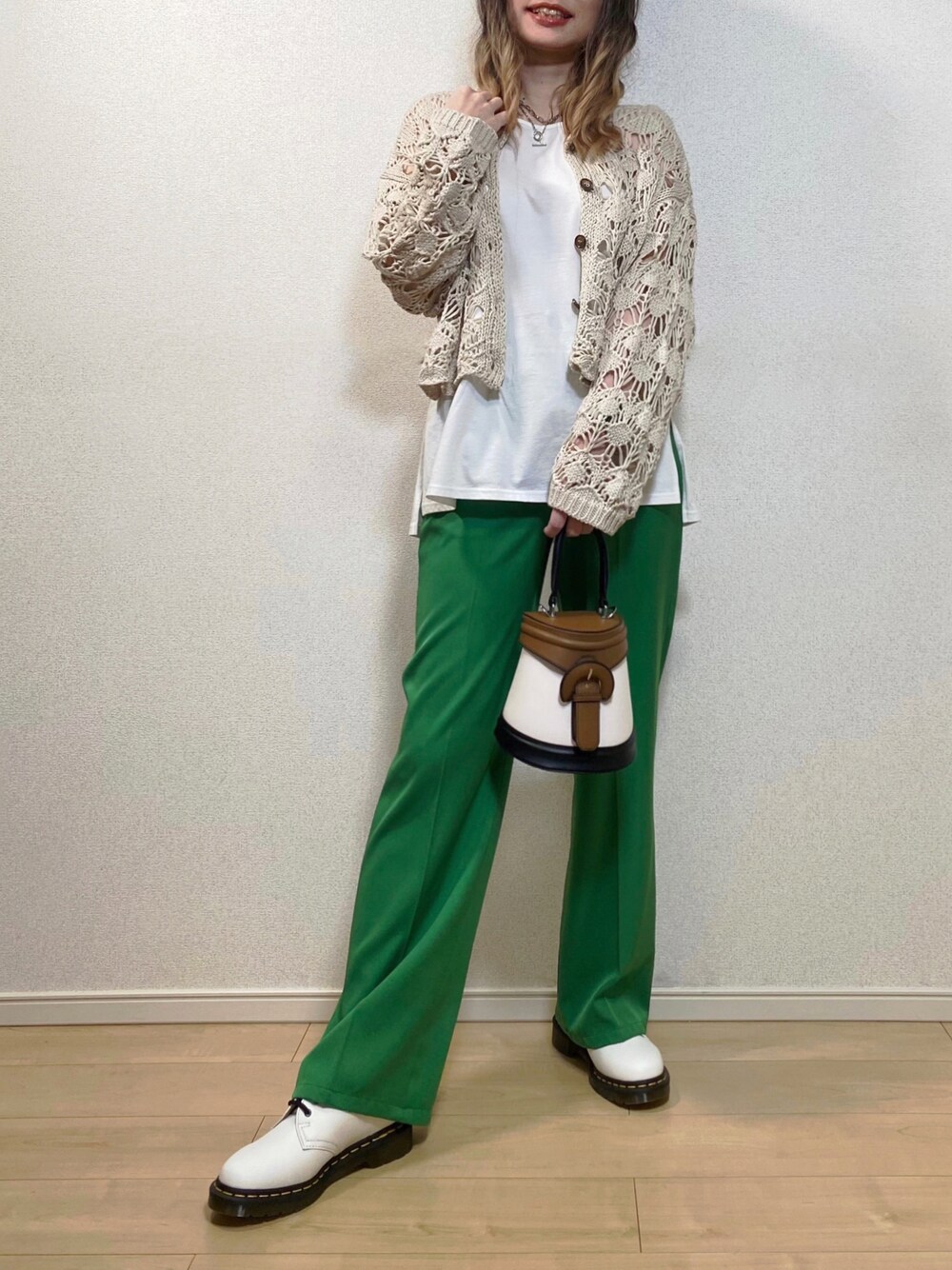 「春コーデ、カラーコーデ、グリーン、グリーンコーデ、カーディガン、カーディガンコーデ、透かし編みカーディガン、ANGIE VINTAGE、マーチン、Dr.Martens、カラーパンツ、グリーンパンツ、ストレートパンツ、GRL、春服みてみて」｜「ANGIEの透かし編み2WAYショートニットカーディガン（カーディガン/ボレロ、ホワイト系）」を使った、高野軍曹さん（レディース・158cm）の春コーディネートの1枚目の写真